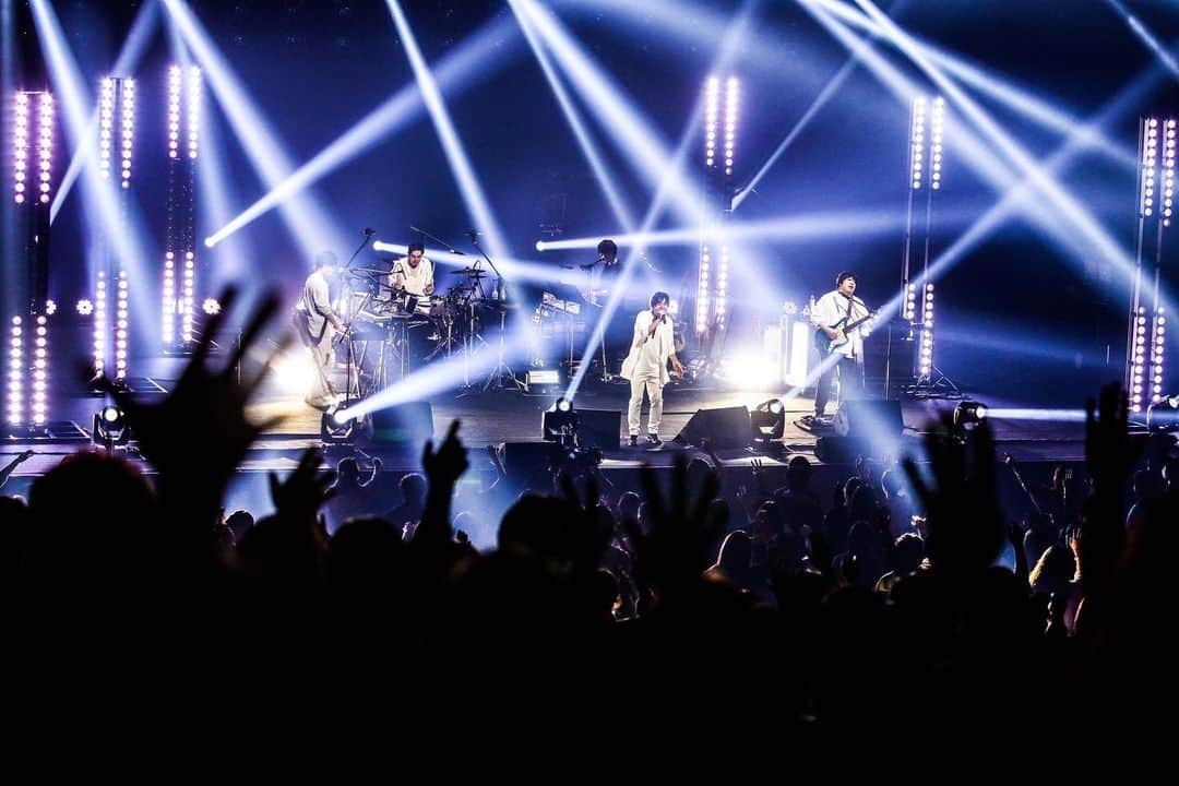 flumpoolさんのインスタグラム写真 - (flumpoolInstagram)「✴︎ flumpool 10th Tour「Real」大阪公演ご来場の方々ならびに、ストリーミング視聴の方々、、、 本当にありがとうございました❗️  ストリーミングは19日18時までアーカイブ視聴いただけマス👀 link in bio▶️  photo @nabespg」1月12日 17時04分 - flumpoolofficial