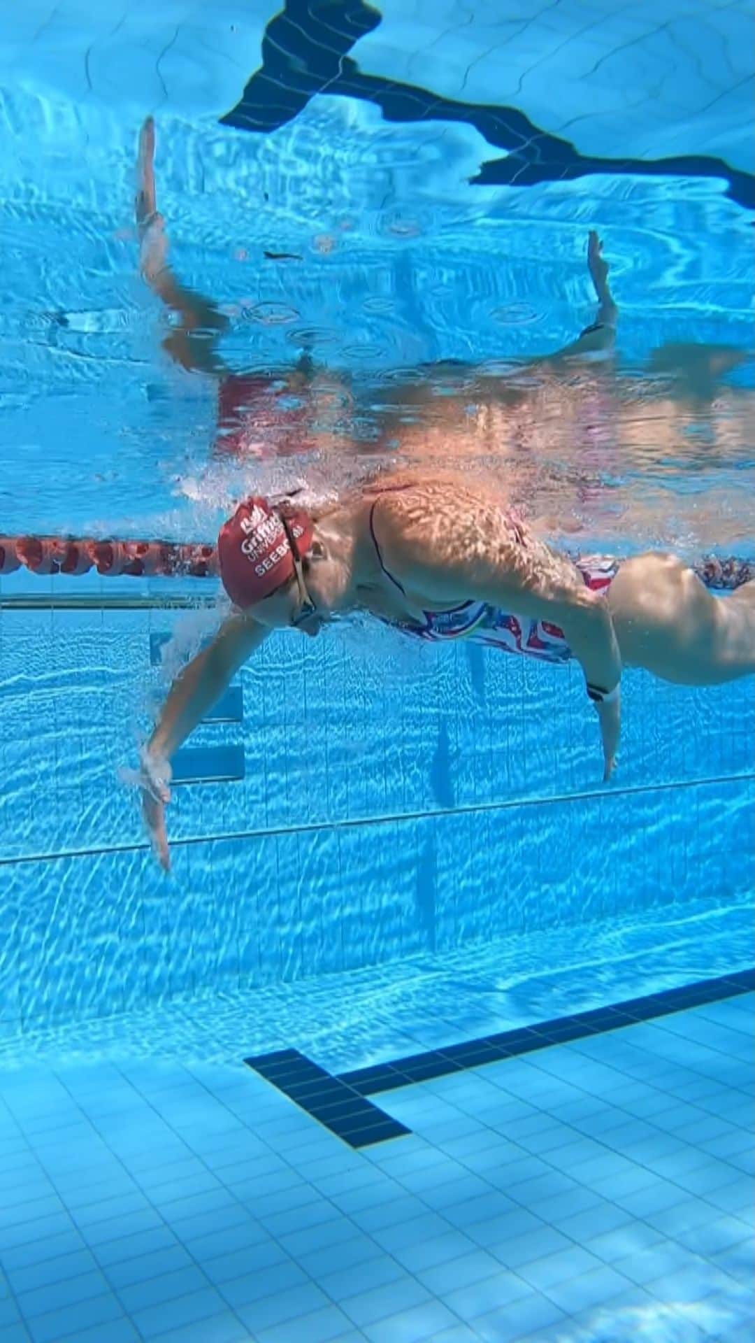 エミリー・シーボームのインスタグラム：「Heat waves 🌊   Togs @arenawaterinstinct @arenaaustralia   #swimming #water #athlete #training #goldcoast #underwater #slomo #whodoesthat」