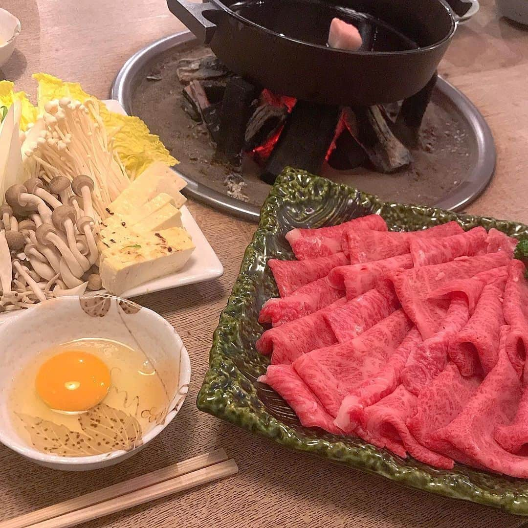 瀬村奈月のインスタグラム：「. 【すき焼き】🥓🥓 過去pic📷📷📷 #グルメリア但馬  #すき焼き #神戸高見牛コース #とろける旨さ . 家で食べるすき焼きも 外で食べるすき焼きも どっちもすっきやねん🤤 また行きたいなぁ〜 . #2021年 #食べるの好きな人と繋がりたい #instafood #グルメ部 #飯テロ #飯ログ」