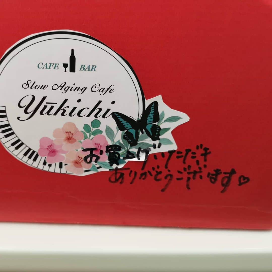 本多真弓さんのインスタグラム写真 - (本多真弓Instagram)「とっても美味しいロールケーキが愛媛から届きました💕 年末の女子アナ47総会でとある賞をいただきまして、こちらはそのご褒美です🙏  行列ができる愛媛のケーキ屋さん、Slow Aging Cafe Yukichiの三津ロール。 イメージしていたロールケーキよりずっと大きくてびっくり！ にも関わらず。しっとりしたスポンジとさっぱりとしたクリームがベストマッチで♡家族で軽々完食しました。 長いおうち時間、美味しいものを食べる時間は心に潤いを与えてくれます～!! 女子アナ47のサイトからも買えますので気になった方は是非👇 @jana47com   #女子アナ47 #愛媛 #スイーツ #三津ロール #ロールケーキ #おうち時間」1月12日 17時08分 - mayumi_h_i