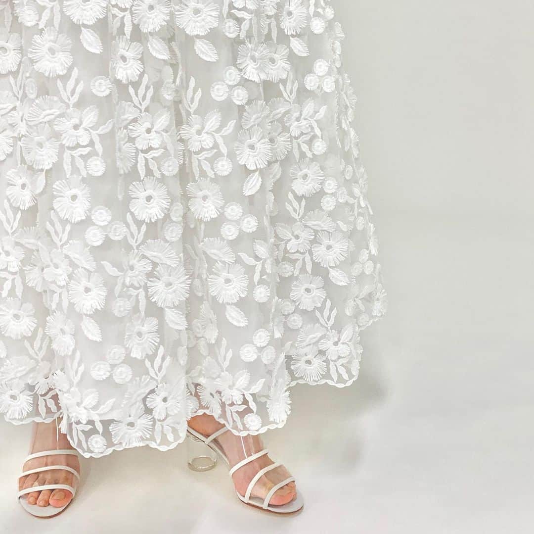 Tsuru by Mariko Oikawaのインスタグラム：「2月入荷予定♪ 2021 spring collection.  Marianela/WHITE ¥49,000+tax  立体的な花モチーフのレースがhappyムード満載！ 春にはサンダルに、まだ寒い季節にはニットとブーツ合わせでも可愛いですよ♪  #tsuru #tsurubymarikooikawa #2021ss #skirt」