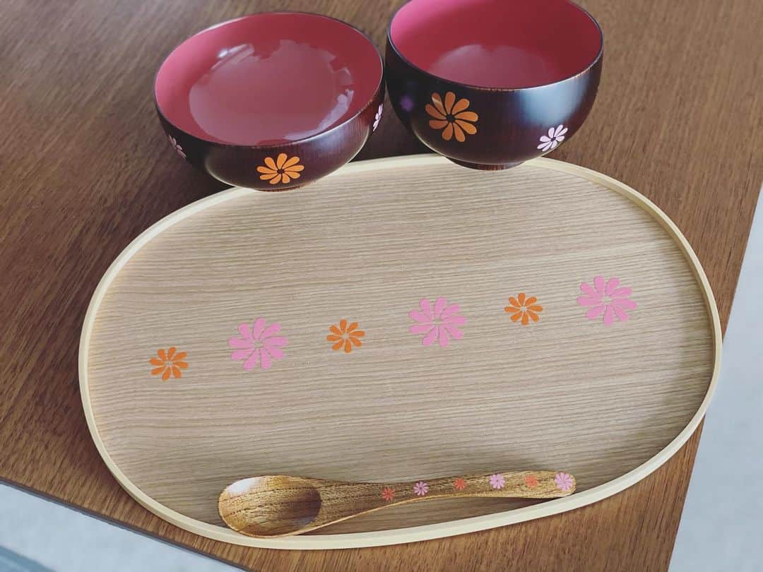 英玲奈のインスタグラム：「こちらもお祝いで頂いたもの。 娘の食器です╰(*´︶`*)╯♡ 可愛い😍 自然素材で嬉しい😊 こちらを使って、私が作ったご飯を食べてるところを想像したらニヤニヤしちゃう^_^  #娘 #生後1ヶ月  #女の子ベビー #女の子ママ #出産祝い #食器 #ベビー漆器」