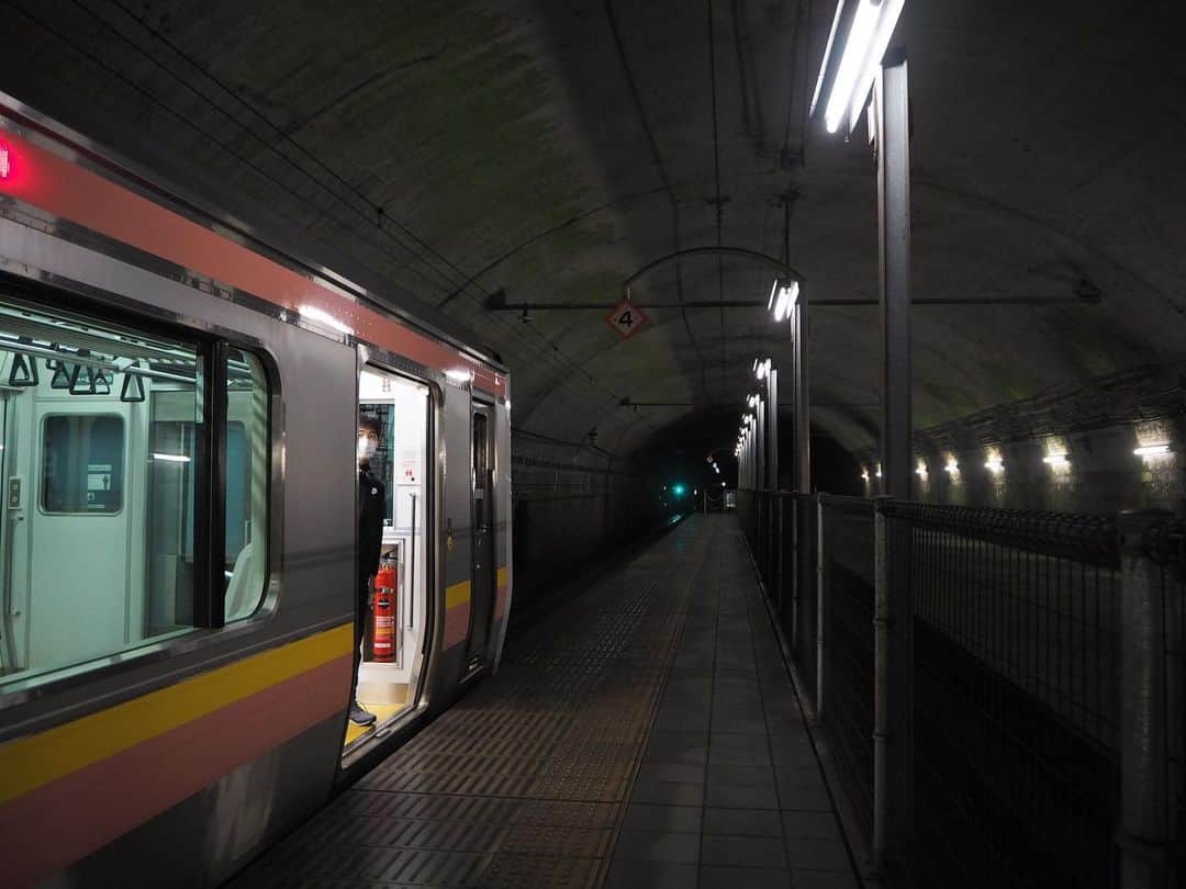 伊藤桃さんのインスタグラム写真 - (伊藤桃Instagram)「【#上越線 #土合駅 】 水上駅をでて、一路目的地の土合駅へ·····🥳 2枚目: 深い深い山の中をぬけていきます。 3枚目: 上越線の#トンネル駅 といえば、土合駅が有名ですが、1つ手前の湯檜曽駅の上りホームもトンネルの中にあります😳 独特な雰囲気にすでにわくわく！ * 1.4.5枚目: 土合駅に！とーちゃく！！！ もう何度目の再訪になるのでしょう····· 列車の姿がきえてもいつまでも残る、走行音。 そして遠く聞こえる水音、苔むした天井。 何度訪れてもたまりません。。！ * 6.7枚目: 待合室も変わらずと思いきや····· きちんと消毒できるところがありました🥺 * 8.9枚目: レトロ然とした倉庫も変わらず····· * 変わらないっていいなと思っていたのですが、このあとなかなか新しい発見もありました😳 それは·····つづく❤笑 10枚目: くらくてぼけぼけだけどあつみんとパチリ🥳 #青春18きっぷの旅 #青春18きっぷ一人旅 #青春18切符の旅 #秘境駅 #秘境駅巡り #駅巡り」1月12日 17時12分 - itomomo_tetsu