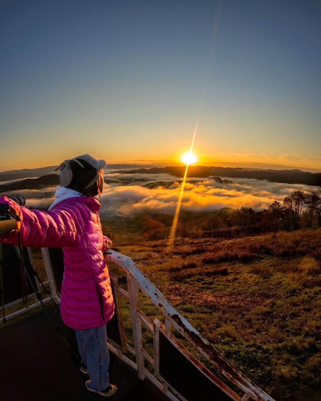 GoProさんのインスタグラム写真 - (GoProInstagram)「早朝、神秘的な景色と遭遇。 #神威岳 山頂から #雲海 をバックにセルフィーを #GoProファミリー @doraemontoaya が #GoProHERO9 Black で撮影。  #GoPro #GoProJP #GoProのある生活 #北海道 #北海道旅行 #トレッキング #Hokkaido #TravelJapan」1月12日 17時12分 - goprojp
