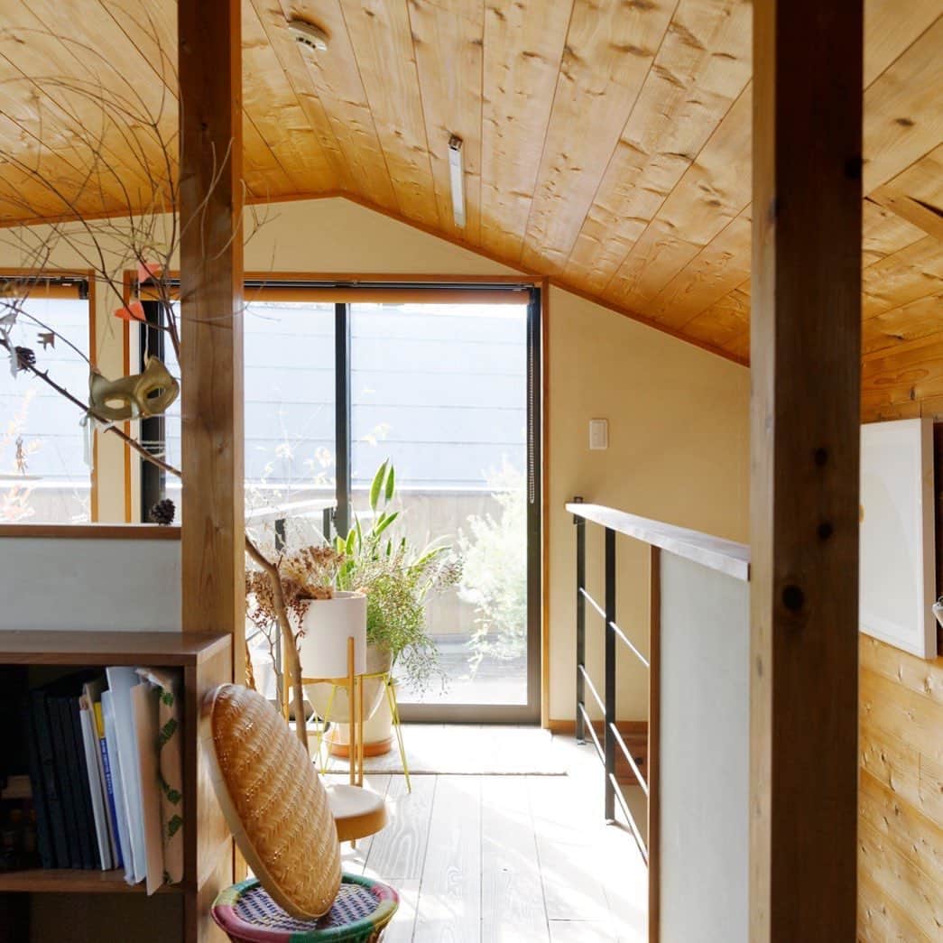 クボタ住建さんのインスタグラム写真 - (クボタ住建Instagram)「「木の家だからできること」  世田谷の家、木貼りの勾配天井。 無垢の木は目にも肌にもやさしい。  #クボタ住建 #世田谷の家  クボタ住建は優しく温かい自然素材の木の家をつくります HP & more photos→@kubota_jyuken 施工事例多数掲載しております。 ホームページへぜひ↓ https://kubotajyuken.com/ 「只今建築中！クボタ住建の現場だより」ブログも更新しております。↓  https://kubotajyukengenba.exblog.jp/  #クボタ住建 #神奈川の注文住宅 #大和市#湘南の家#suumo注文住宅 #自由設計 #木の家 #無垢の家 #自然素材の家 #和モダンな家 #暮らしをつくる #暮らしを楽しむ #丁寧な暮らし#構造現し#勾配天井#アイアン手摺#無垢の木#木貼り天井   クボタ住建 棟梁の自宅や座間のモデルハウスなど随時見学受付ます。 資料請求やお問い合わせも是非。 メッセージDMでもどうぞ。 tel→0462680560  クボタ住建は ・子育て世代の#注文住宅 ・解体からの #建て替え ・土地探しから #新築一戸建て ・持ち物に応じた #収納造作 など、幅広くサポートします。」1月12日 17時12分 - kubota_jyuken