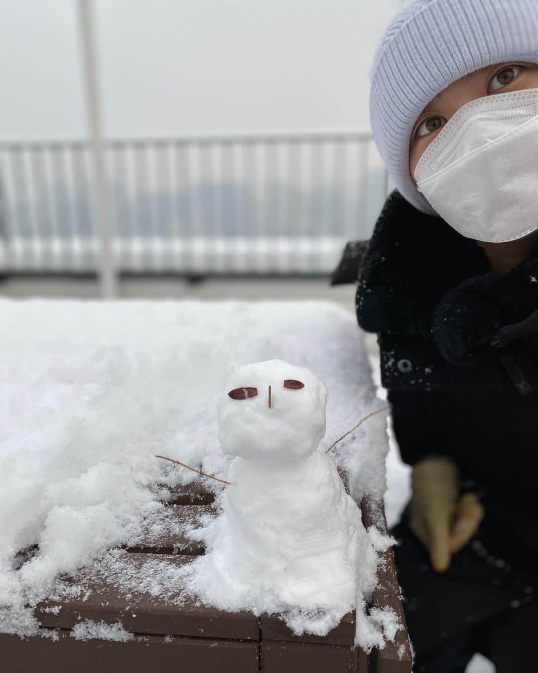 チェ・ナヨンさんのインスタグラム写真 - (チェ・ナヨンInstagram)「장갑이 없어서 고무장갑이라도 껴야지 했는데 .... 너무 손시려워요❄️ 세상 제일 못생긴 눈사람 완성⛄️ ㅋㅋㅋ #눈😍  #장갑없다고고무장갑끼면#손절단해야해요#오랜만이야눈사람아⛄️#깨끗한기분#rubberglove#socold#snowman#uglysnowman😅」1月12日 17時14分 - nychoi87