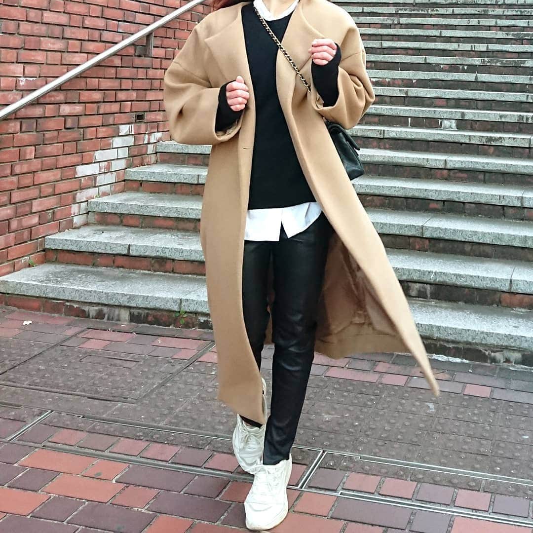 nori0620のインスタグラム：「今日はこちらでは初雪が降りました❄️ 空気の冷たさがやっぱり違う💦  最近はすっかりネットでのお買い物が多くなってしまったけど、 靴とパンツ、コートはどうしてもサイズ感を確認しながら 試着してお買い物したい。。💭  シンプルなコートが欲しかったので、saleにて  @deuxiemeclasse  #コート @deuxiemeclasse #ニット @uniqulo #パンツ @zara #バッグ @chanel #スニーカー @gu_global  #instafashion#fashion#code#outfit#fashionsnap#ファッション#コーデ#シンプル#コート #ベージュ#deuxiemeclasse#lappartement rtement#冬コーデ#mamafashion#ママファッション#ママコーデ#locari#」