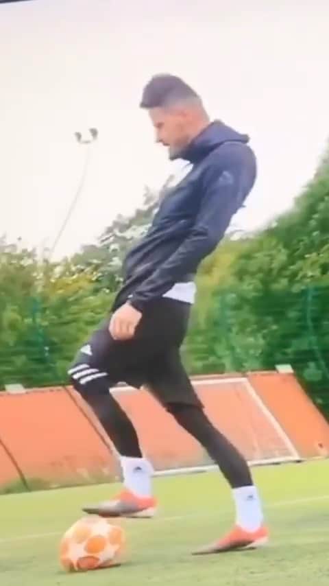 F2Freestylersのインスタグラム：「Scoring goals....busting dance moves....that’s just how we roll 🤣🪞😜🕺  #funny #football #footballskills #messi #ronaldo #mbappe #neymar #F2」