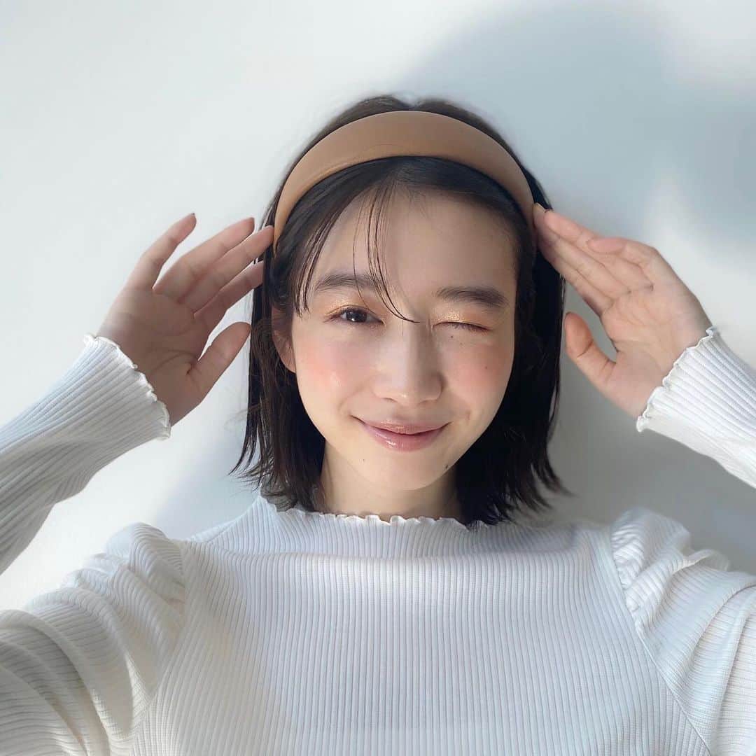 のインスタグラム：「2月号の「石けん落ちコスメ」企画から夏美のオフショ😉 このメイク、キラキラシャドウもカラーマスカラもリップもチークも、全部石けんorお湯オフOK❣️詳しくは本誌をチェックしてね☺︎  #岡本夏美  #石けん落ちコスメ  #ノンノ #nonno_magazine #nonno」