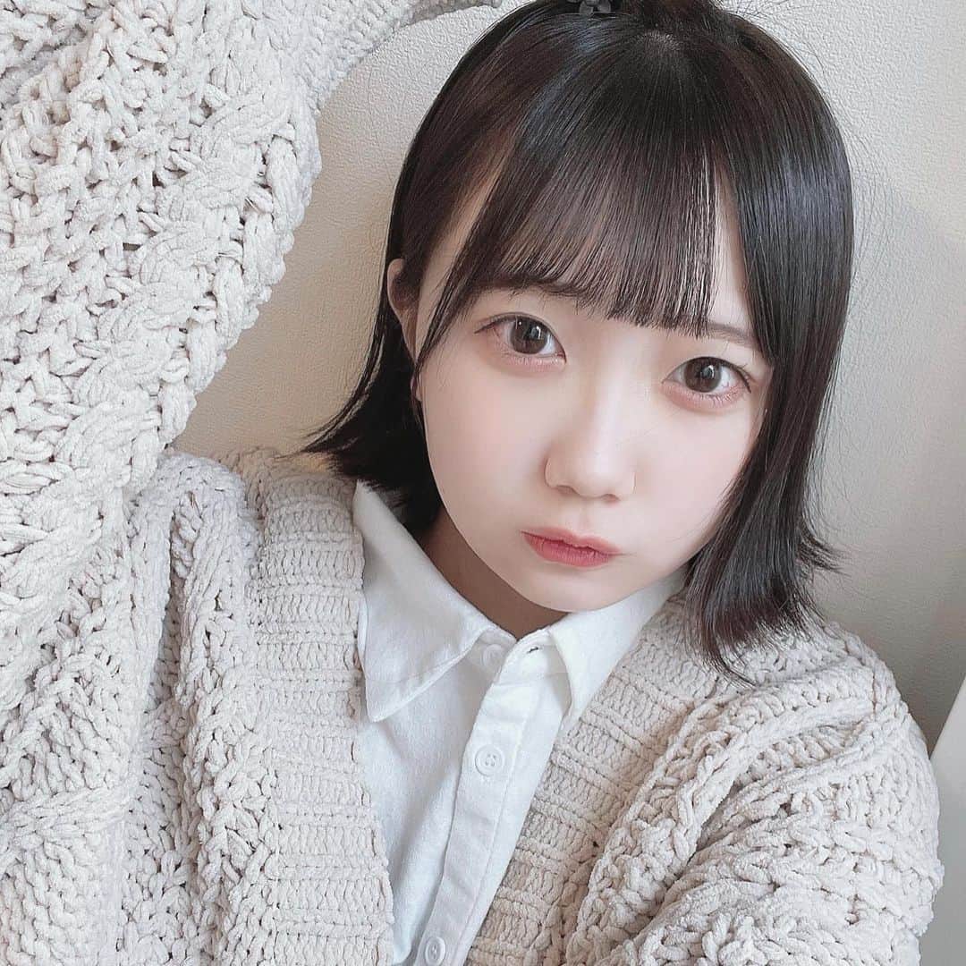 のインスタグラム：「りんごちゃん🍎  . . . . . . . . . . . . . . .  #ボブアレンジ #ボブヘアアレンジ #りんご #外ハネボブ #外ハネアレンジ」