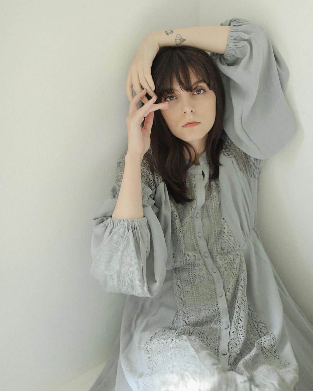 AULA AILAのインスタグラム：「【AULA 2021 PRE SPRING COLLECTION】  CROCHETED LACE DRESS COLOR:GRAY/ BLACK/ BEIGE SIZE:0 ¥ 35,000 + tax  ✔️OFFICIAL WEB STOREにて発売中。  ※商品の画像はサンプルのため、実際の製品とは仕様や加工、サイズ等が若干異なる場合がございます。」