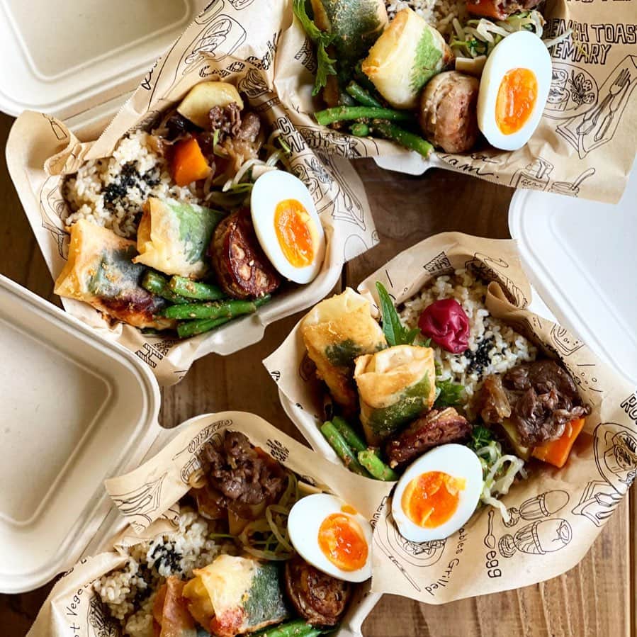 Atsukoのインスタグラム：「Today's lunch 2021.01.12  明太紫蘇チー鶏春巻き ゆで卵 隠元の胡麻和え 蓮根挟み焼き 肉じゃが もやしと豆苗のサラダ  茶色いお弁当でこんにちは。 久しぶりに娘の友達弁当3つと自分弁当。 春巻きはみんな好きみたい🤣 よかった😋 今回ご飯は玄米で。 私は梅干し好きなのでのせてますが、子供達は要らないそうです😂」
