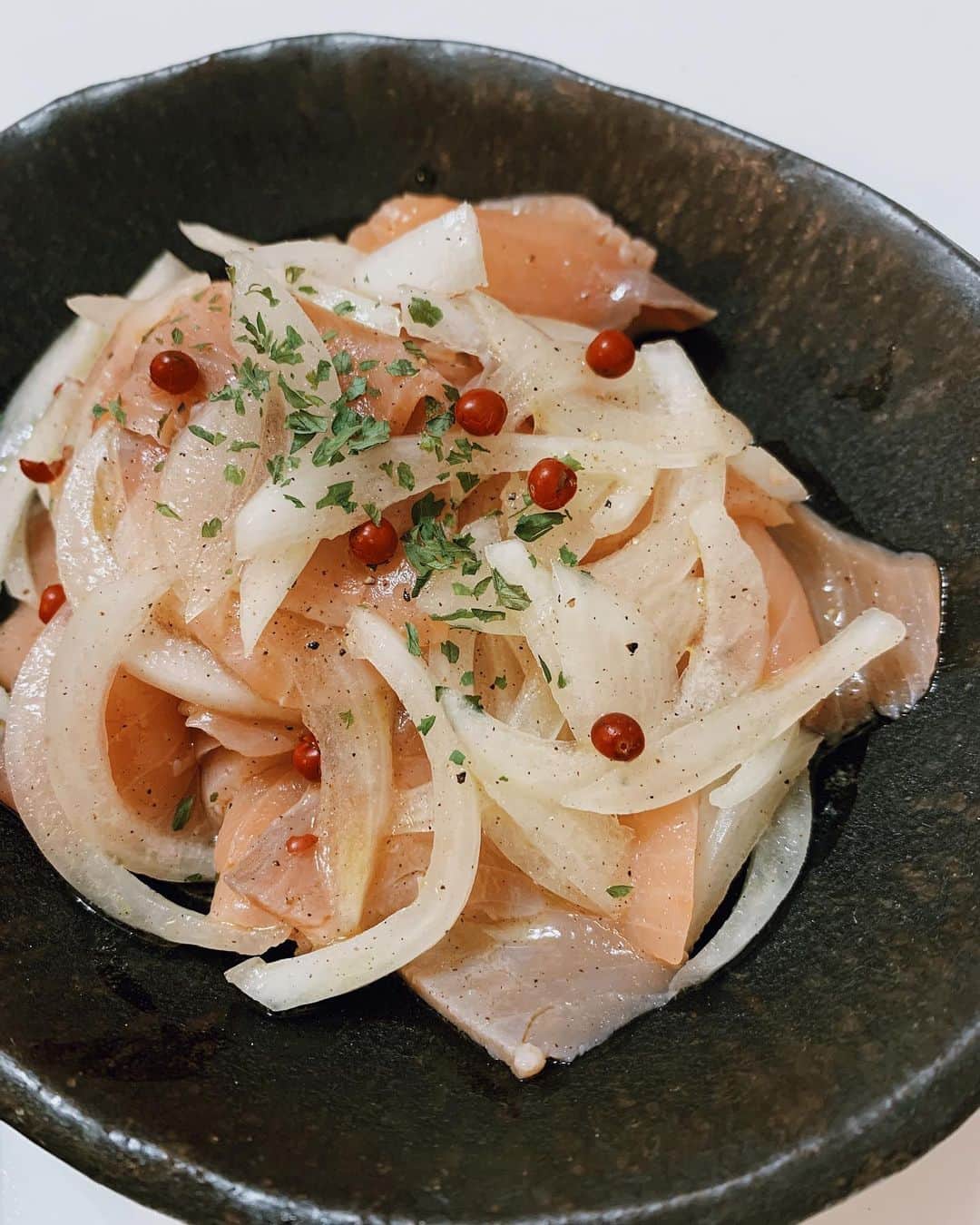 浪花ほのかのインスタグラム：「、 、  少し遅くなりましたが、、 クリスマスの時のお料理の作り方を少しご紹介したいと思います♡♡  サーモンと玉ねぎのサラダ まずは ・スモークサーモン ・玉ねぎ  を用意して ※玉ねぎはできるだけ薄めに切ってください！ 玉ねぎを切ったら、水につけておきます！  ドレッシング ・オリーブオイル 50ml ・酢 大さじ3 ・砂糖小さじ1 ・塩 2つまみ ・ブラックペッパー 少々 ↑を入れ混ぜたらドレッシングは完成！！  つけておいた玉ねぎをキッチンペーパーの上に取り、水を拭き取ります。 サーモンと玉ねぎを入れ、ドレッシングを掛けて少し混ぜた後、 ・パセリ ・ピンクペッパー を少し振りかけたら完成です♡  サクサクチキン  ・鶏手羽先 まずは鶏手羽先を用意したら ・牛乳大さじ3 ・薄力粉85ｇ ・卵Mサイズ ・すりおろしニンニク小さじ2 ・塩小さじ2分の1  ・塩コショウ 少々 ボウルに↑の材料を入れ混ぜたら、鶏手羽先につけます！ ・コーンフレーク 付けたら、↑をまぶします。 160°でゆっくり揚げていきます。  結構コーンフレークが焦げやすいので、1回1回油の中のゴミを掃除すると綺麗に揚げれると思います、、💭💭  チェダーチーズソース ・チェダーチーズ 100ｇ ・ピザ用チーズ 150ｇ ・バター15ｇ ・牛乳大さじ1.5  で、ソースもチキンも完成です(*¨*)♥ 美味しかったわぁぁぁ」
