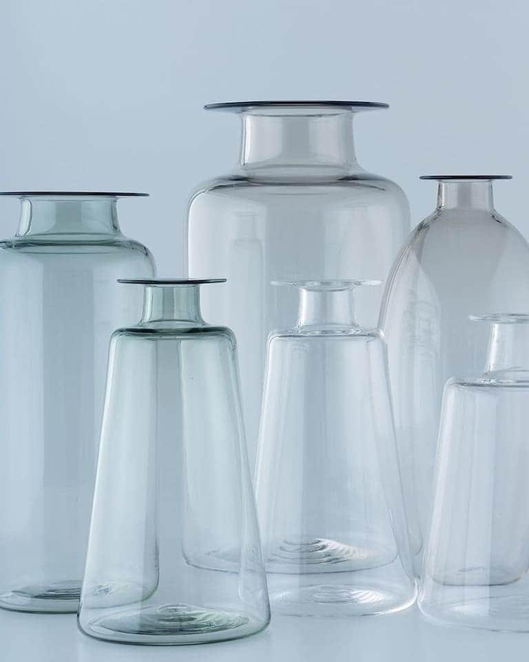 のインスタグラム：「【NEW ITEMS】岐阜県美濃加茂市のGALLERY crossingに、ガラス作家林亜希子による新作がお目見え✨新たに登場したフラワーベースのほかに、定番のテーブルウェアも並ぶ。  詳しくはエル デジタルをチェック🔍️  #elledecor #elledecorjapan #エルデコ #インテリア #インテリア好き #暮らし #インテリアデザイン #interior #interiordesign  #林亜希子 #ガラス #ガラス作家 #ガラスのフラワーベース #フラワーベース #花器 #テーブルウェア #ガラスの器」