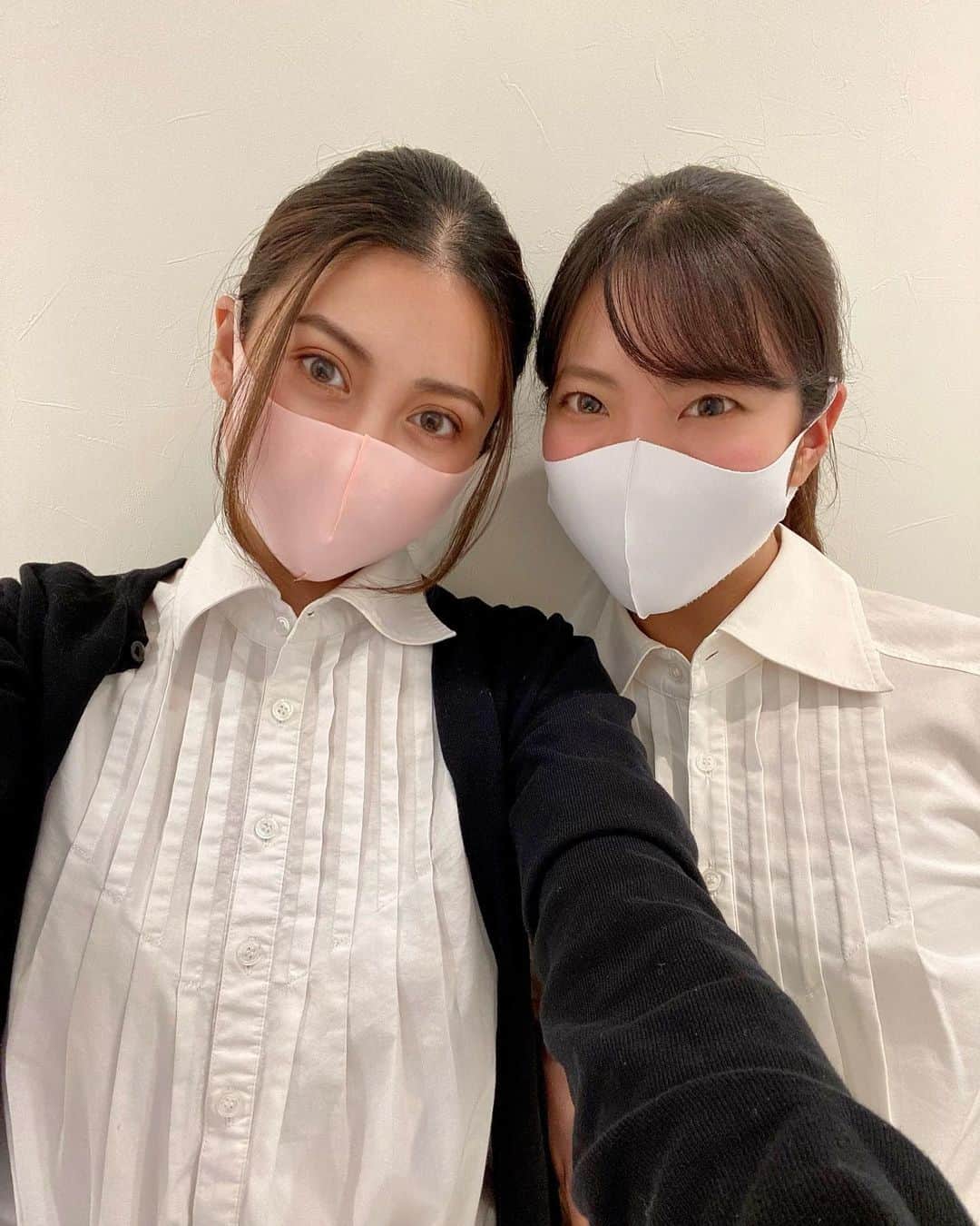 安部ニコルのインスタグラム：「頼れる私のパートナー、ぴーもえと制服ショット😚💗　@moeri__t.031202   もえちゃんがリンパマーサージの練習モデルさん募集してるよー！無料でできるから、20〜25歳までの女性で痩せたくて浮腫みとかとりたい人はもえちゃんにDMしてみてね☺️👍🏻練習モデルさんではあるけど、もえちゃんリンパマーサージ上手だよ😆💖  場所は　@partir_shibuya  です😉🦋」