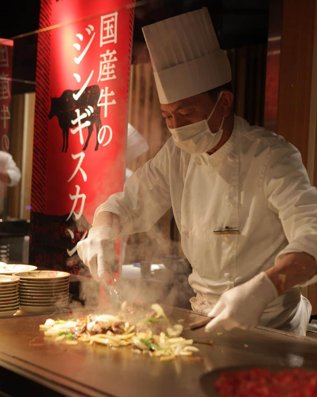 星野リゾート　トマムのインスタグラム：「4種類の肉料理を味わい尽くす「牛肉フェア」を開催中。  2021年1月1日～31日の期間、ビュッフェレストラン「森のレストラン ニニヌプリ」にて「牛肉フェア」を開催しています。これは、農林水産省が推し進める「＃元気いただきますプロジェクト」に賛同した取り組みです。  通常のビュッフェメニューに加え、国産牛のステーキ、北海道ならではの味付けで楽しむ牛肉のジンギスカン、山わさびで食べるすき焼き丼、そしてローストビーフをご用意しています。  #HoshinoResorts #星野リゾート #tomamu #hoshinoresortstomamu #星野リゾートトマム #トマム #risonaretomamu #リゾナーレトマム #risonare #リゾナーレ #北海道旅行 #星野集團 #Hokkaidotrip」