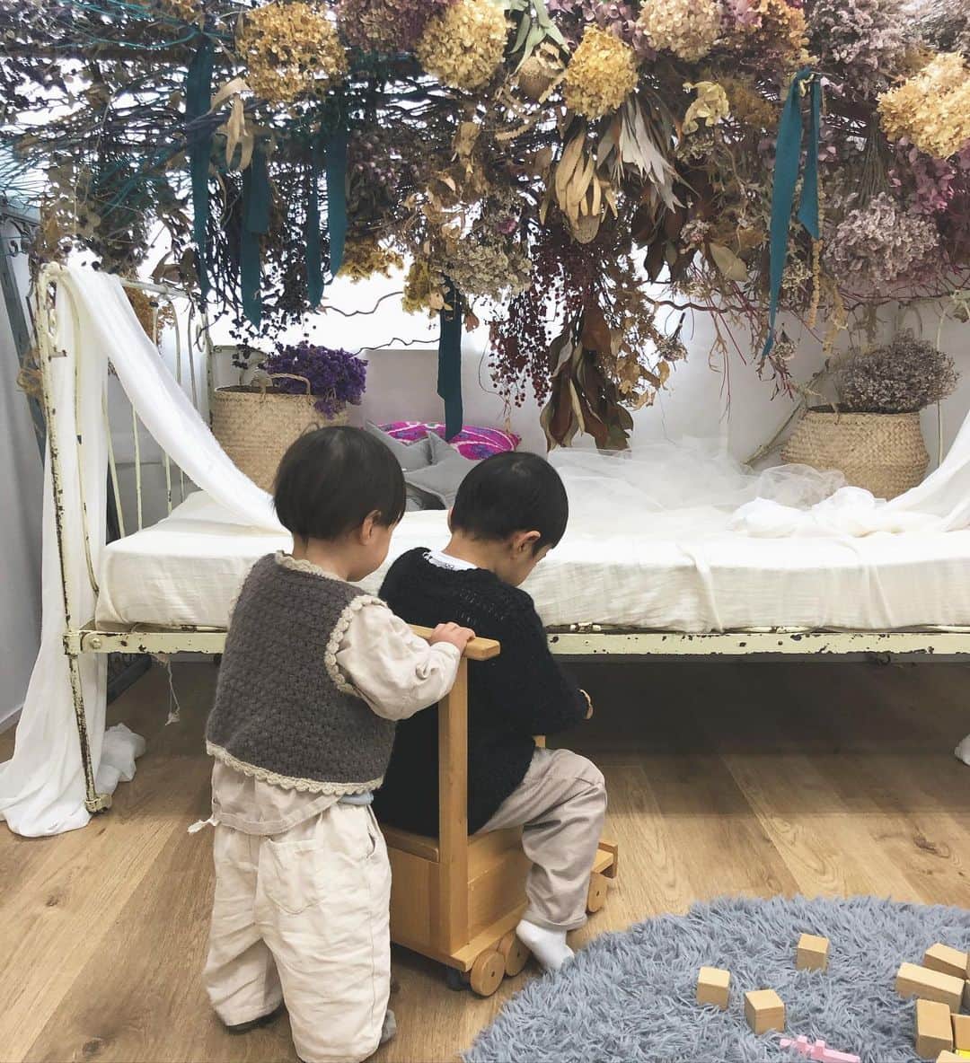 猪村有希のインスタグラム：「今日は待ちに待った七五三撮影へ☺️🤎 人見知りだから笑顔の写真が撮れるか不安だったけど プロって本当すごくて家族以外の前で爆笑してるところ初めて見たよ🥺笑 いい写真が撮れてそう！！データが楽しみだね👦🏻♪  #待合室も衣装部屋も素敵  #２歳差兄弟 #2歳差育児  #福岡ママ #男の子ベビー #男の子ママ #753 #七五三 #七五三3歳  #フォトスタジオ」