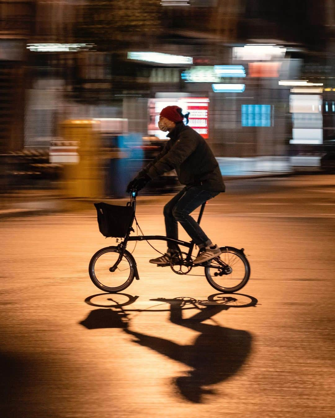 Nicanor Garcíaのインスタグラム：「Post-christmas commuting : Desplazándose tras la navidad #nicanorgarcia @travelarchitectures  Fotos con la Fujifilm X-S10, Barcelona. #FujifilmXS10 #XS10 #esFujifilmX Photos with Fujifilm X-S10, Barcelona.」