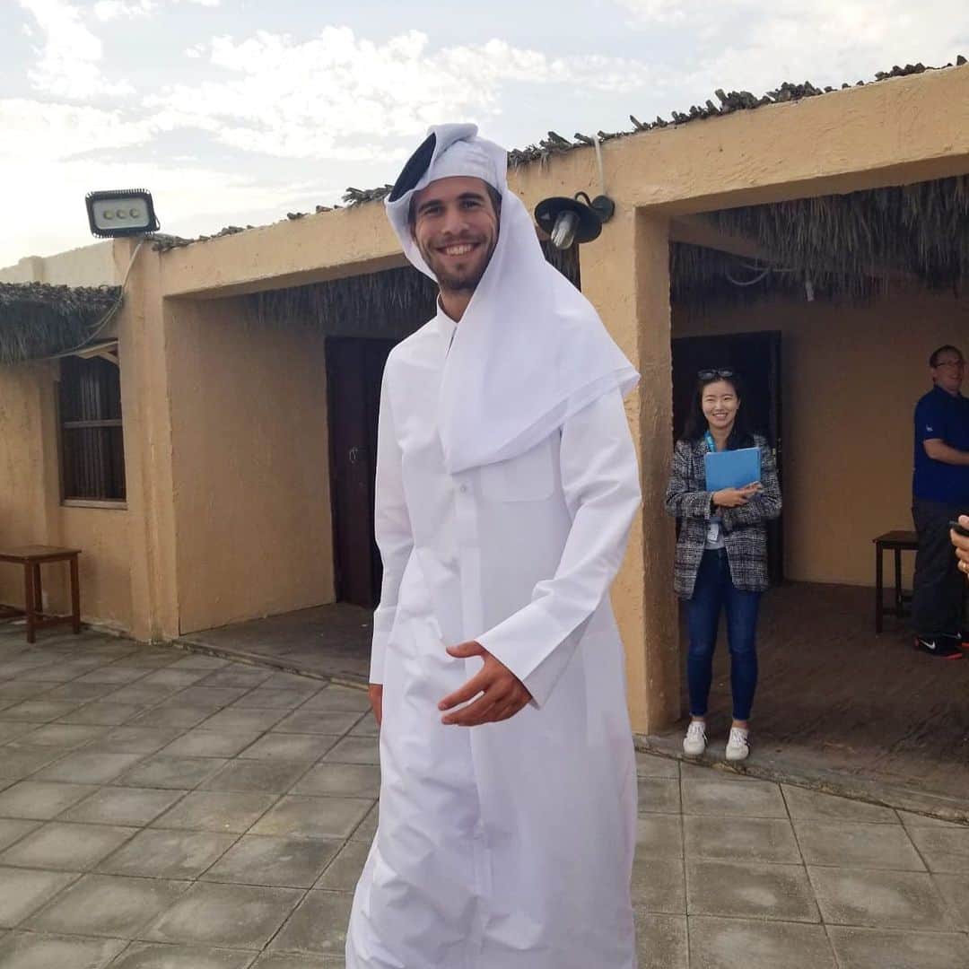 カレン・ハチャノフのインスタグラム：「Sheikh from Russia Al Karen😁 🇦🇪 #Dubai」