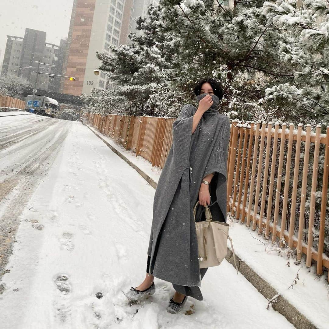 カン・ヘヨンさんのインスタグラム写真 - (カン・ヘヨンInstagram)「🥿☃️❄️ 흐아ㅋㅋㅋㅋ아시다시피 저는 면허가 없는 뚜벅이라... 폭설에 택시두 안잡혀서 체념하고 걸어오고 있는데..동생을 만났어욬ㅋㅋㅋㅋ이때다 싶어서 사진 찰칵 찰칵. #겨울 끝나기전에 #눈 과 인증샷 성공💓 _ _ 운동화 신은 동생은 계속 미끌 #플랫 신은 저는 한번도 안미끄러지고 잘 도착했쭙니다🥿👍🏼 미끄럼방지 안넣었음 큰일날뻔😭 _ _ _  #플랫슈즈 #아줌마그램」1月12日 17時54分 - mangdoo_noona