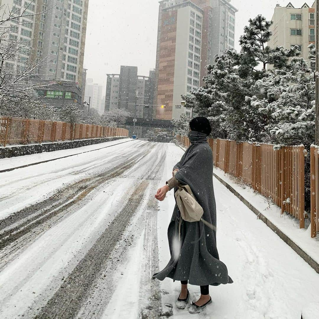 カン・ヘヨンさんのインスタグラム写真 - (カン・ヘヨンInstagram)「🥿☃️❄️ 흐아ㅋㅋㅋㅋ아시다시피 저는 면허가 없는 뚜벅이라... 폭설에 택시두 안잡혀서 체념하고 걸어오고 있는데..동생을 만났어욬ㅋㅋㅋㅋ이때다 싶어서 사진 찰칵 찰칵. #겨울 끝나기전에 #눈 과 인증샷 성공💓 _ _ 운동화 신은 동생은 계속 미끌 #플랫 신은 저는 한번도 안미끄러지고 잘 도착했쭙니다🥿👍🏼 미끄럼방지 안넣었음 큰일날뻔😭 _ _ _  #플랫슈즈 #아줌마그램」1月12日 17時54分 - mangdoo_noona