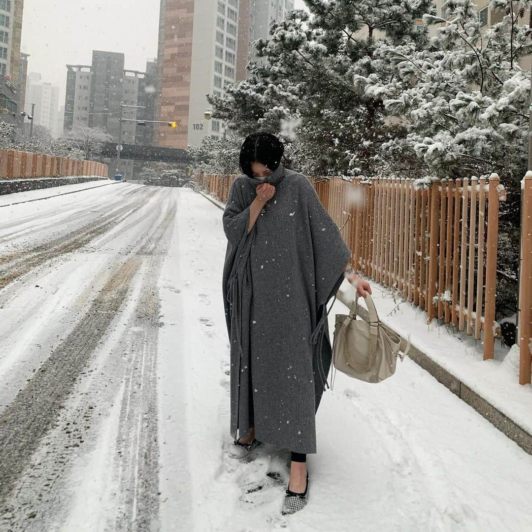 カン・ヘヨンさんのインスタグラム写真 - (カン・ヘヨンInstagram)「🥿☃️❄️ 흐아ㅋㅋㅋㅋ아시다시피 저는 면허가 없는 뚜벅이라... 폭설에 택시두 안잡혀서 체념하고 걸어오고 있는데..동생을 만났어욬ㅋㅋㅋㅋ이때다 싶어서 사진 찰칵 찰칵. #겨울 끝나기전에 #눈 과 인증샷 성공💓 _ _ 운동화 신은 동생은 계속 미끌 #플랫 신은 저는 한번도 안미끄러지고 잘 도착했쭙니다🥿👍🏼 미끄럼방지 안넣었음 큰일날뻔😭 _ _ _  #플랫슈즈 #아줌마그램」1月12日 17時54分 - mangdoo_noona