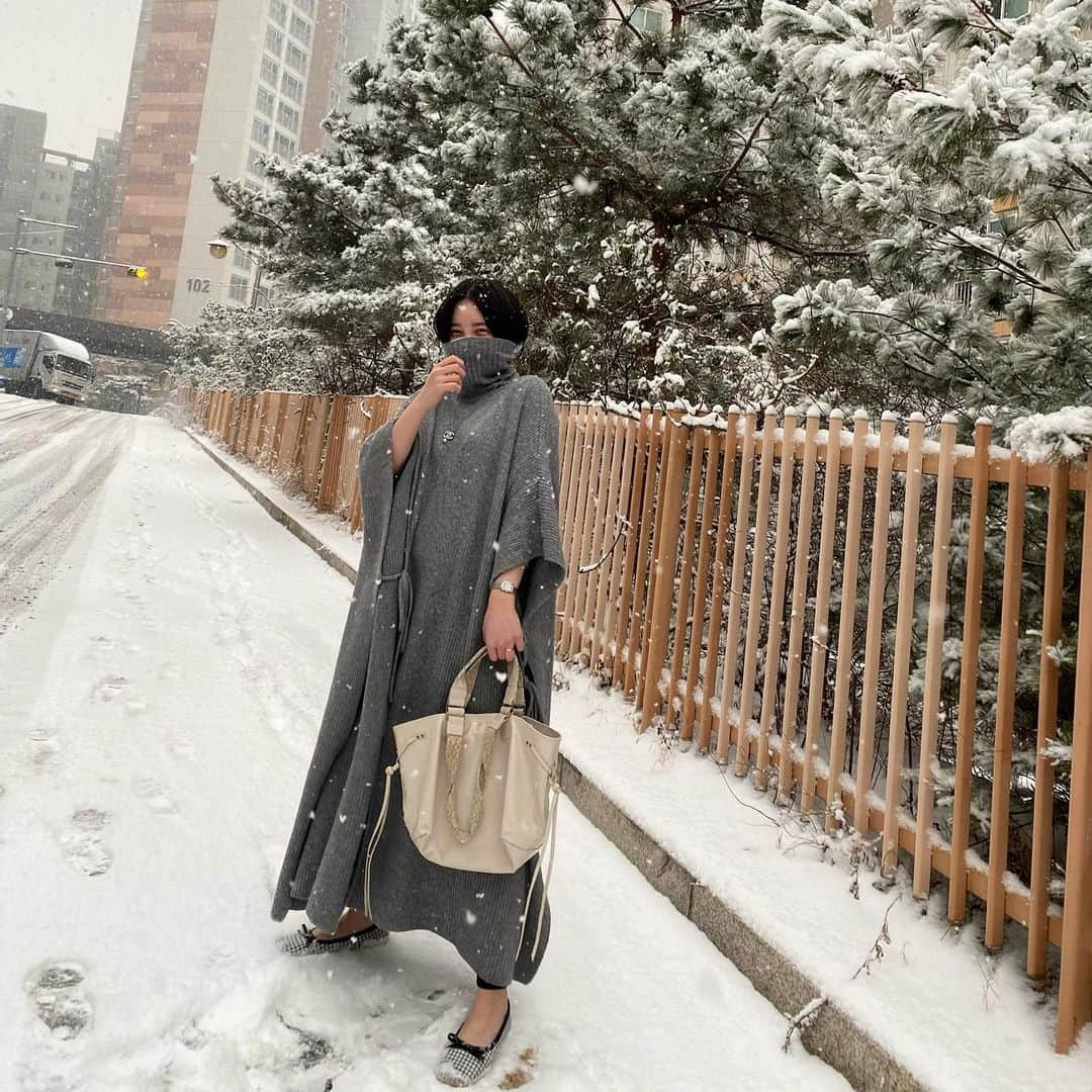 カン・ヘヨンさんのインスタグラム写真 - (カン・ヘヨンInstagram)「🥿☃️❄️ 흐아ㅋㅋㅋㅋ아시다시피 저는 면허가 없는 뚜벅이라... 폭설에 택시두 안잡혀서 체념하고 걸어오고 있는데..동생을 만났어욬ㅋㅋㅋㅋ이때다 싶어서 사진 찰칵 찰칵. #겨울 끝나기전에 #눈 과 인증샷 성공💓 _ _ 운동화 신은 동생은 계속 미끌 #플랫 신은 저는 한번도 안미끄러지고 잘 도착했쭙니다🥿👍🏼 미끄럼방지 안넣었음 큰일날뻔😭 _ _ _  #플랫슈즈 #아줌마그램」1月12日 17時54分 - mangdoo_noona