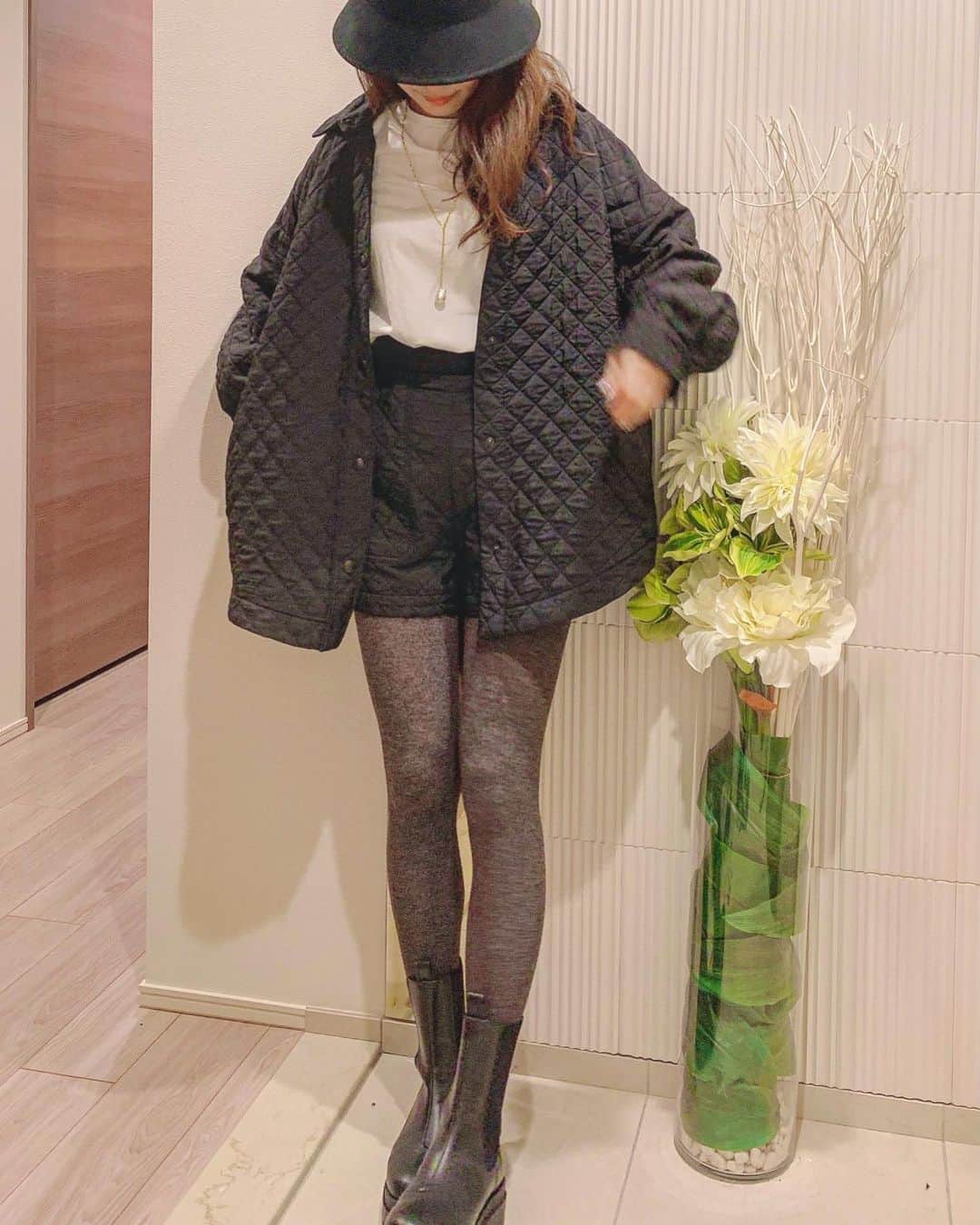 Okada Reinaのインスタグラム：「#試着レポ  @zara のキルティング✨ アウターはSを買ってボトムはXSにしてみました‼️ ウエストがゴムじゃないから質問もいただいてたのと、店舗にないみたいで😭 タイムを厚手にしてるのもあるけどワンサイズあげても問題なさげ🙄🙄なんならご飯の事考えたら…とも思いました😂💦 絶対タイツと履かなきゃ私は😌‼️  アウターはＳだけど丈感長めだしコレでもいいかなぁ？と✨  上下どちらもワンサイズあげてもアリ👌っていうのが感想です😌  #zara #ザラジョ #ザラ購入品 #ザラコーデ #キルティングジャケット #zara購入品 #zarawomen」
