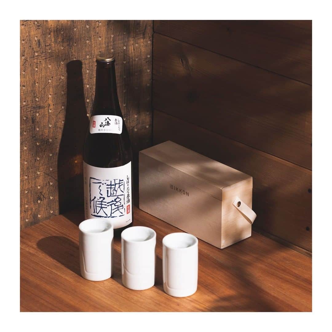 のインスタグラム：「. 【IKKONで日本酒飲み比べ】  今回飲み比べた日本酒は 【八海山　越後で候】 新潟県南魚沼市の八海醸造のお酒。 しぼりたて原酒ならではの 濃厚な米の味を感じます♪ 辛口な味わいも特徴的です！  ◎Round﻿ 後味に米の旨みを感じられる ﻿ ◎Straight﻿ すっきりとした辛みと原酒の 米の甘みを同時に感じられる ﻿ ◎Narrow﻿ 辛味がすっと感じられ、 アルコール度数のわりに すっきりと飲めてしまう。  ﻿ このように1本の日本酒で、 3種類の味わい方ができるのがIKKONです。﻿  是非お気に入りの日本酒で 試してみてくださいね！  詳細は【@ikkon.life】 プロフィールリンクから。  ------------------------------------------- 【IKKONとは】 IKKONとは3種の味わい方が 楽しめるぐい呑みです。  二重焼という大堀相馬焼の特徴と、 その内側の形状を工夫することにより 空気との関わり方が変化。 それによりお酒の味の深みや風味を 楽しみ尽くすことができます。  それぞれの特徴を紹介します。  Round フルーティーな優しい 甘味を味わう  Straight 複雑な味わいをしっかりと 十分に味わう  Narrow 飲む過程で起きる 変化を味わう -------------------------------------------  #ikkon #一献 #飲み比べ #呑み比べ  #日本酒飲み比べ #日本酒好き #酒スタグラム  #ポン酒 #sakelover #ポン酒ダグラム  #酒スタグラム #ポン酒タグラム #日本酒部  #日本酒が好き #日本酒らぶ #日本酒で乾杯  #日本酒飲もう #日本酒好きとつながりたい  #日本酒飲みたい #利酒  #酒器 #酒器セット #日本酒好きな人と繋がりたい #日本酒女子  #日本酒大好き #ponshutagram #sakestagram #新潟の酒 #八海山 #越後で候」