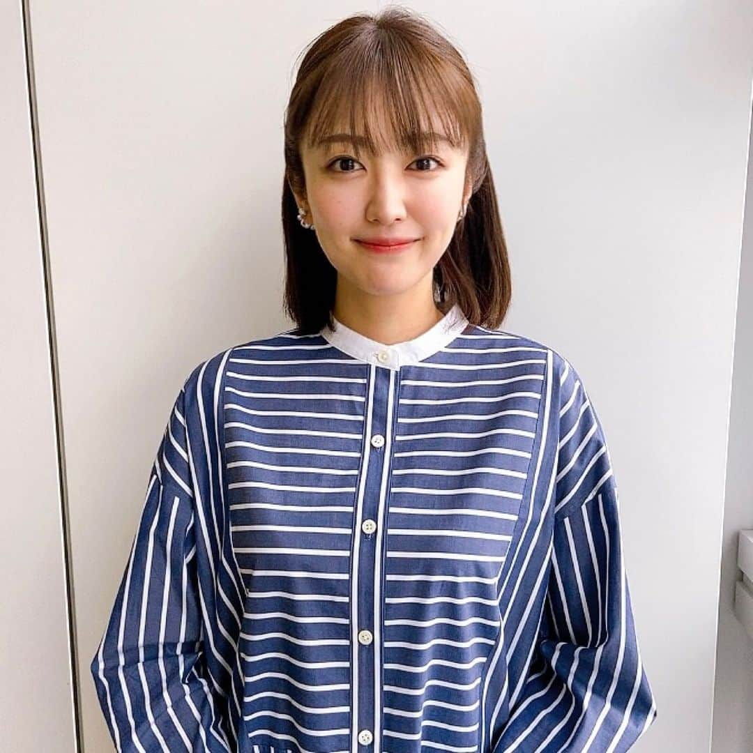 滝菜月さんのインスタグラム写真 - (滝菜月Instagram)「今日の衣装が梅澤が時折着ているシャツ(2枚目)に﻿ “そっくり！！”﻿ と思って撮ったけど実際に比べてみたら、﻿ “んーまぁ似てるね。”﻿ くらいでした。﻿  ニュース担当の日は トップスしか映らないですが、 いつも素敵なスカートやパンツを スタイリストさんが用意してくれます☺️」1月12日 17時58分 - taki_natsuki