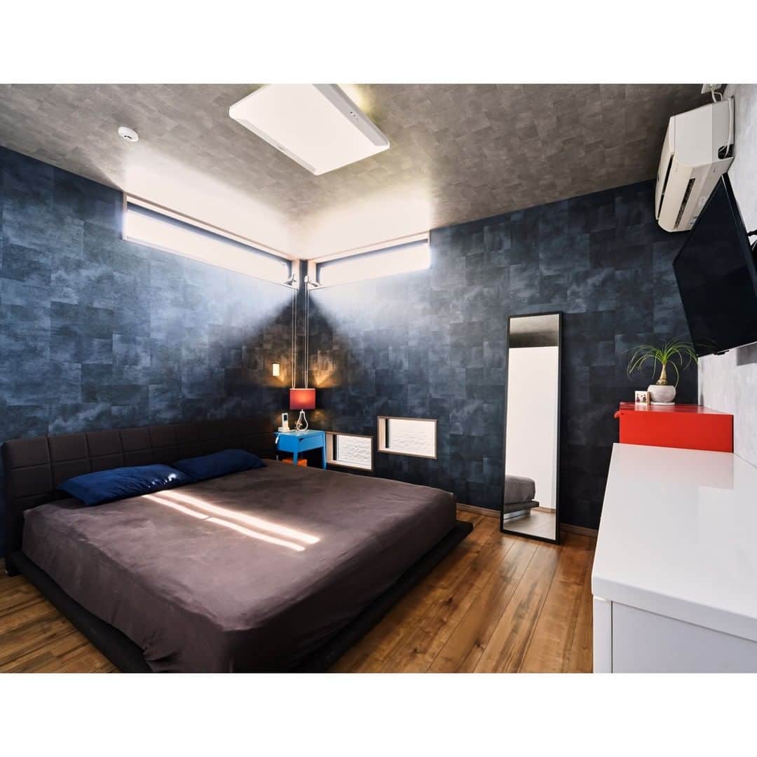 タマホーム株式会社さんのインスタグラム写真 - (タマホーム株式会社Instagram)「~お客様のおうち~ 個性的なアクセントクロスで自分だけの空間を演出。 ウッドテイストの優しい雰囲気の子供部屋や、大人な空間の寝室。 - - #子ども部屋 #寝室 #寝室インテリア #おしゃれな部屋 #間取りアイデア #空間設計 #interiordesign #アクセントクロス #壁紙 #おしゃれな家 #タマホーム #施工事例 #施工例 #注文住宅 #自由設計 #家 #マイホーム #住まい #住宅ローン #新築戸建て #家づくり #家づくりアイデア #マイホーム計画 #空間デザイン #空間設計 #上質な暮らし」1月12日 18時00分 - tamahome_official