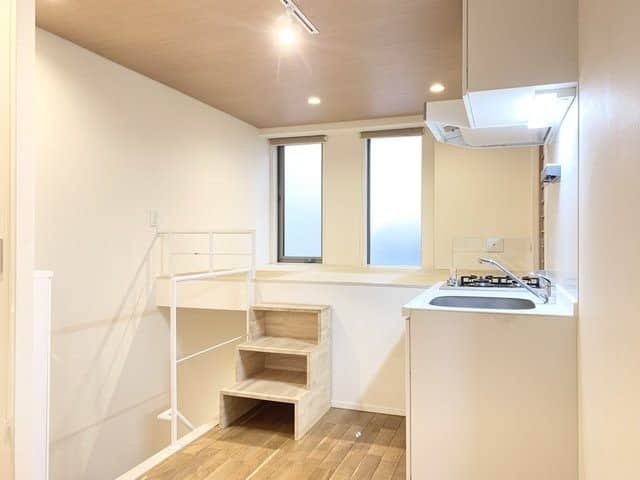 グッドルームさんのインスタグラム写真 - (グッドルームInstagram)「お気に入りの場所がいくつも見つかりそう。  東京 #武蔵新田 ワンルーム 23.22㎡  ▼あなたはどこが好き？  ----------------------  ＊インターネット無料のお部屋＊  レベル差で寝食の空間を分けられる1Rプラン。  琉球畳の場所がとっても落ち着くんです。 お持ちのベッドを置いても良さそうですが、 せっかくの畳ですしお布団にしてはいかが？  寝る時以外は畳んで、 ビーズクッションを置いてくつろぎ空間に。 なんて、想像が膨らんじゃいます。  クローゼットはオープン。 物を等間隔に並べるとすっきりして見えますよ。  洗濯機置き場にはロールカーテンが付いていて、 生活感を感じさせない工夫も施されています。  ・⁠ こちらの物件は実際に住めるお部屋です。詳細はストーリー、ハイライトにて！⁠ ・⁠ こだわりのお部屋探しは、@goodroom_jp から URLをチェック！⁣⁣⁣⁣⁣⁣⁣⁣⁣⠀⁣⠀⁠ ・⠀⁠ ※最新のお家賃につきましては、リンク先物件ページからご確認ください。⁠ ⁠・⁠ #tokyo #goodroom #interiordesign #decoration  #myhome #homedesign #interiordecor #urbanlife #apartment  #生活 #お部屋探し #日々の暮らし #引っ越し #賃貸 #丁寧な暮らし #暮らしを整える #お洒落な暮らし #理想の空間 #間取り図 #シンプルな暮らし #東京 #東京賃貸 #一人暮らし #1人暮らし #1R #1R賃貸 #ナチュラル空間 #階段のある家  #デザイナーズ」1月12日 18時00分 - goodroom_jp