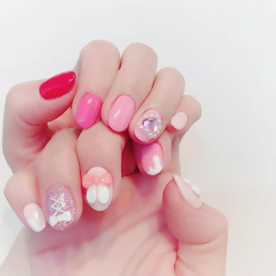 なかやまちえこのインスタグラム：「Pink♡⠀ ⠀ #nail #nails #nailart #ネイル #美甲 #ネイルアート  #japanesenailart #manucure #japanesenails #manicurist #gelnails #أظافر #네일아트 #미용 #vẽmóng #ngườiđẹp  #เพ้นท์เล็บ #искусствоногтя #artedeuñas #เพ้นท์เล็บเจล #ジェルネイルデザイン #ネイルデザイン #senikuku #nagelkunst #valentinenails #バレンタインネイル #バレンタイン #valentine #pinknails #ピンクネイル @pregelofficial @prexyofficial @kimagure_cat_whim @bettygel_official」