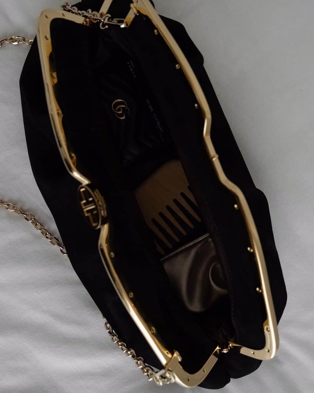 トラモンターノのインスタグラム：「What’s inside your bag ? @sophiaippoliti showed us what’s in her Sibilla 🖤  #Tramontano #TramontanoNapoli」