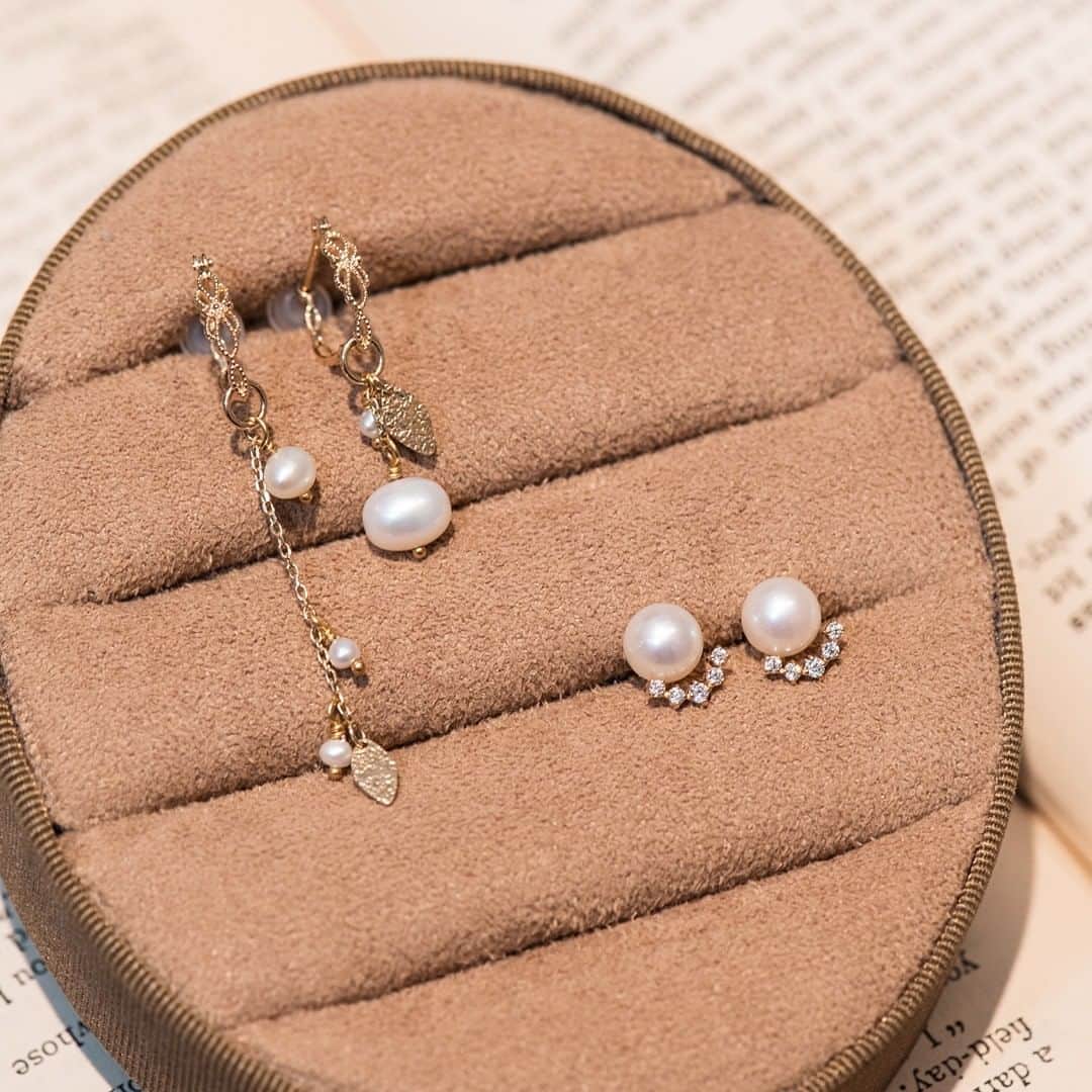 Flagsさんのインスタグラム写真 - (FlagsInstagram)「【新春おすすめアイテム】  新しい年の始まりは、「EAR DRESS」で彩りを。 色々な組み合わせを見つけてはファッションや気分によって変えてみる。 お洋服を着替えるように、ジュエリーを楽しんでほしい。そんな想いで生まれたのが、耳元をドレスアップする、イヤードレス、というワードローブ。一年通して使いやすいパールで華やかに。 ・ 【2F/agete】 〈写真1〜3枚目〉 K10ピアス：（左）￥19,000+tax　 K10ピアスチャーム：（左）￥14,000+tax K10ピアス：：（右）￥20,000+tax  〈写真4・5枚目〉 K10ピアス：￥20,000+tax　 K10ピアスチャーム：￥18,000+tax ・ Flags（フラッグス） @shinjuku_flags ・ #Flags #agete #アガット #EARDRESS #イヤードレス #パール #パールピアス #ワードローブ #ピアス #K10ピアス #チャーム #自分へのご褒美 #K10 #自分へのプレゼント #アクセサリー #冬コレクション #ジュエリー #フラッグス #新宿フラッグス #新宿 #Shinjuku #新宿駅 #東京 #tokyo #買い物 #買い物好き #新宿買い物 #新宿ショッピング #新宿スタイル #駅近」1月12日 18時00分 - shinjuku_flags