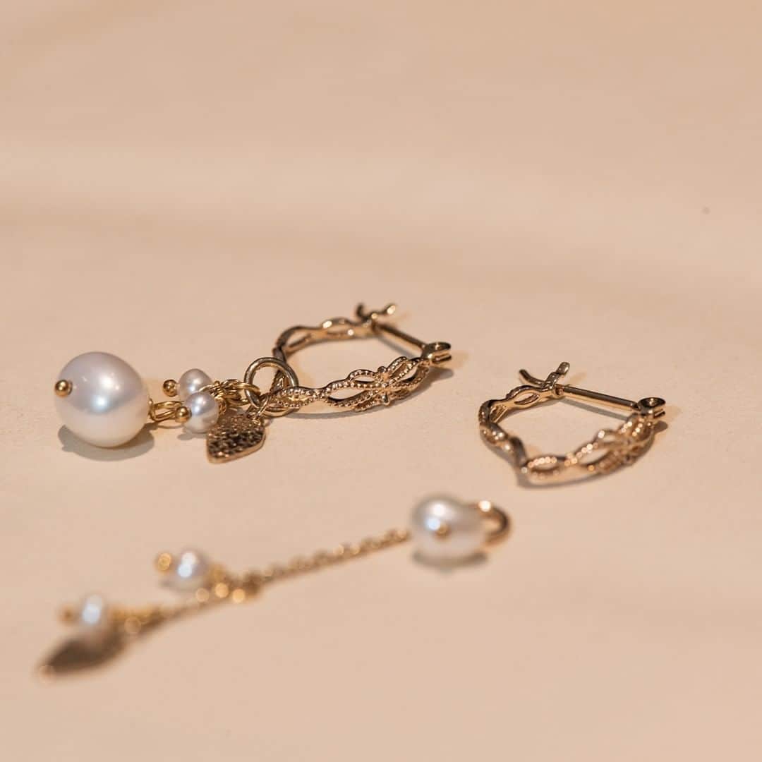 Flagsさんのインスタグラム写真 - (FlagsInstagram)「【新春おすすめアイテム】  新しい年の始まりは、「EAR DRESS」で彩りを。 色々な組み合わせを見つけてはファッションや気分によって変えてみる。 お洋服を着替えるように、ジュエリーを楽しんでほしい。そんな想いで生まれたのが、耳元をドレスアップする、イヤードレス、というワードローブ。一年通して使いやすいパールで華やかに。 ・ 【2F/agete】 〈写真1〜3枚目〉 K10ピアス：（左）￥19,000+tax　 K10ピアスチャーム：（左）￥14,000+tax K10ピアス：：（右）￥20,000+tax  〈写真4・5枚目〉 K10ピアス：￥20,000+tax　 K10ピアスチャーム：￥18,000+tax ・ Flags（フラッグス） @shinjuku_flags ・ #Flags #agete #アガット #EARDRESS #イヤードレス #パール #パールピアス #ワードローブ #ピアス #K10ピアス #チャーム #自分へのご褒美 #K10 #自分へのプレゼント #アクセサリー #冬コレクション #ジュエリー #フラッグス #新宿フラッグス #新宿 #Shinjuku #新宿駅 #東京 #tokyo #買い物 #買い物好き #新宿買い物 #新宿ショッピング #新宿スタイル #駅近」1月12日 18時00分 - shinjuku_flags