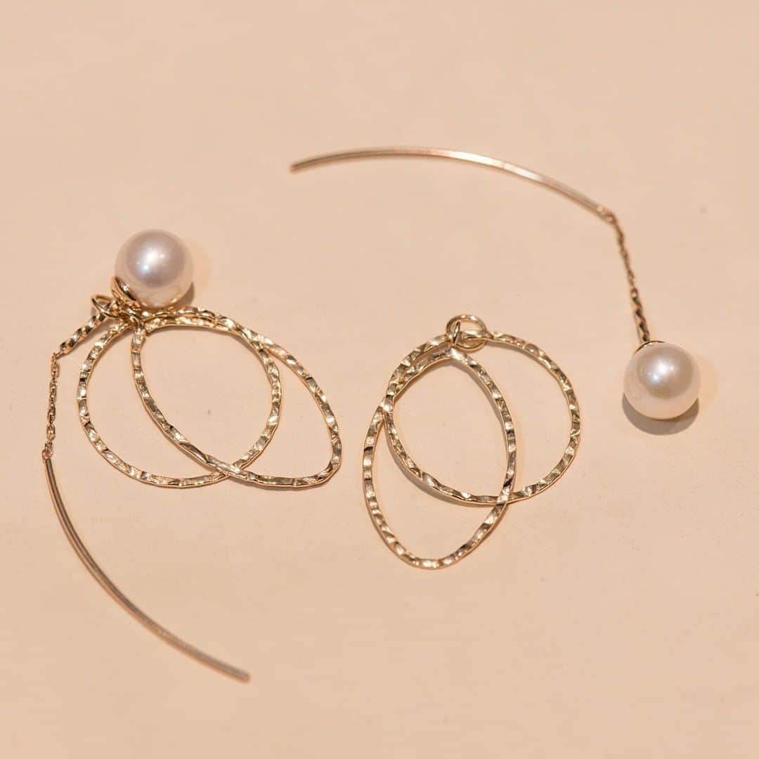 Flagsさんのインスタグラム写真 - (FlagsInstagram)「【新春おすすめアイテム】  新しい年の始まりは、「EAR DRESS」で彩りを。 色々な組み合わせを見つけてはファッションや気分によって変えてみる。 お洋服を着替えるように、ジュエリーを楽しんでほしい。そんな想いで生まれたのが、耳元をドレスアップする、イヤードレス、というワードローブ。一年通して使いやすいパールで華やかに。 ・ 【2F/agete】 〈写真1〜3枚目〉 K10ピアス：（左）￥19,000+tax　 K10ピアスチャーム：（左）￥14,000+tax K10ピアス：：（右）￥20,000+tax  〈写真4・5枚目〉 K10ピアス：￥20,000+tax　 K10ピアスチャーム：￥18,000+tax ・ Flags（フラッグス） @shinjuku_flags ・ #Flags #agete #アガット #EARDRESS #イヤードレス #パール #パールピアス #ワードローブ #ピアス #K10ピアス #チャーム #自分へのご褒美 #K10 #自分へのプレゼント #アクセサリー #冬コレクション #ジュエリー #フラッグス #新宿フラッグス #新宿 #Shinjuku #新宿駅 #東京 #tokyo #買い物 #買い物好き #新宿買い物 #新宿ショッピング #新宿スタイル #駅近」1月12日 18時00分 - shinjuku_flags