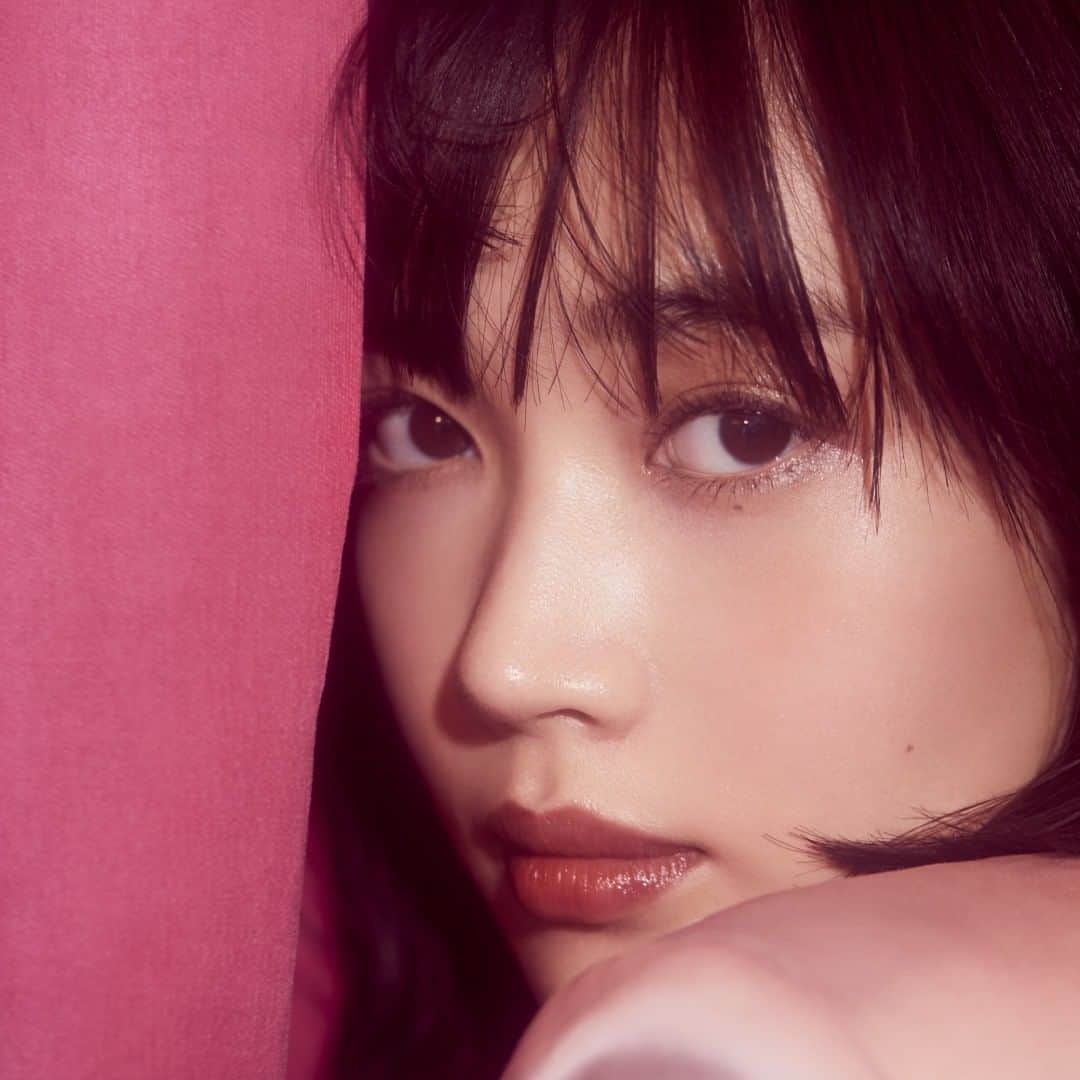 OPERA公式のインスタグラム：「✨限定色がバーチャルメイクで試せる✨ スペシャルサイトの「色をためす」ボタンから、ブラウンリップ限定色のバーチャルメイクをお試しいただけます。 プロフィールTOPのリンクから、ぜひチェックしてみてね💕 @opera_cosmetics  ※カメラモードで試す際は、SafriもしくはChromeをご利用ください。  -------------------------------------------- リップティント 203 ブラウンフィグ（限定色） シアーリップカラー 104 カカオキス（復刻限定色）  1月7日（木）公式オンラインストア/PLAZA・MINiPLA先行発売 1月21日（木）全国発売 --------------------------------------------  #オペラブラウンリップ #オペラリップティント #オペラシアーリップカラー #LIPTINT #SHEERLIPCOLOR #リップティント #ティントリップ #リップグロス #operacosmetics」