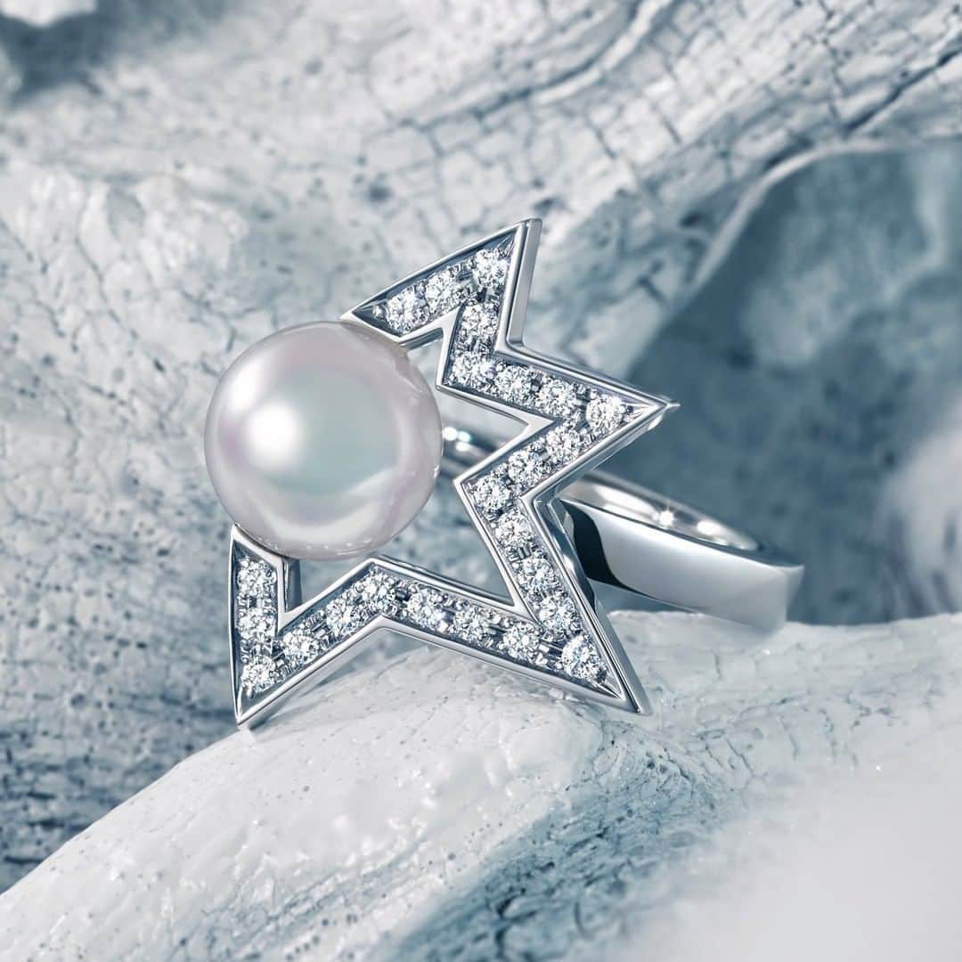 TASAKIさんのインスタグラム写真 - (TASAKIInstagram)「The ‘comet’ ring expresses a sparkling comet speeding through space in a playful pose. Enjoy the contrast between the sharp brilliance of diamonds and the mellow luster of pearl. #TASAKI #TASAKIcomet #cometplusdiamond #TASAKIpearl #pearl #TASAKIdiamond #diamond #ring」1月12日 18時00分 - tasaki_intl