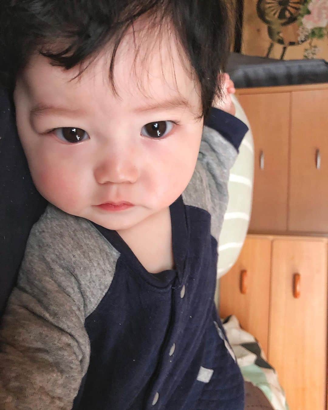 みやこLv.18のインスタグラム：「・キリッ👉甘えん坊 0歳かわええな〜🙂 朝一は顔が浮腫んでるのと髪の毛が爆発してるので可愛さが増してる。 ・ あんなふにゃふにゃやったんが甘えん坊になってきてて感動する🥺 ・ 今月は予防接種に7ヶ月検診。 楽しみなようで気がのらん😇💧 体重言われそう💧 ・ #男の子ベビー　#男の子ママ　#令和2年ベビー　#ベビーモデル　#親バカ部　#ママさんと繋がりたい　#赤ちゃんのいる生活　#ベビスタグラム　#6ヶ月ベビー　#育児記録　#コドモノ　#ベビフル　#ままのて　#ママリ　#赤ちゃんモデル　#サロンモデル  #ママモデル　#お洒落さんと繋がりたい　#いいね返し」
