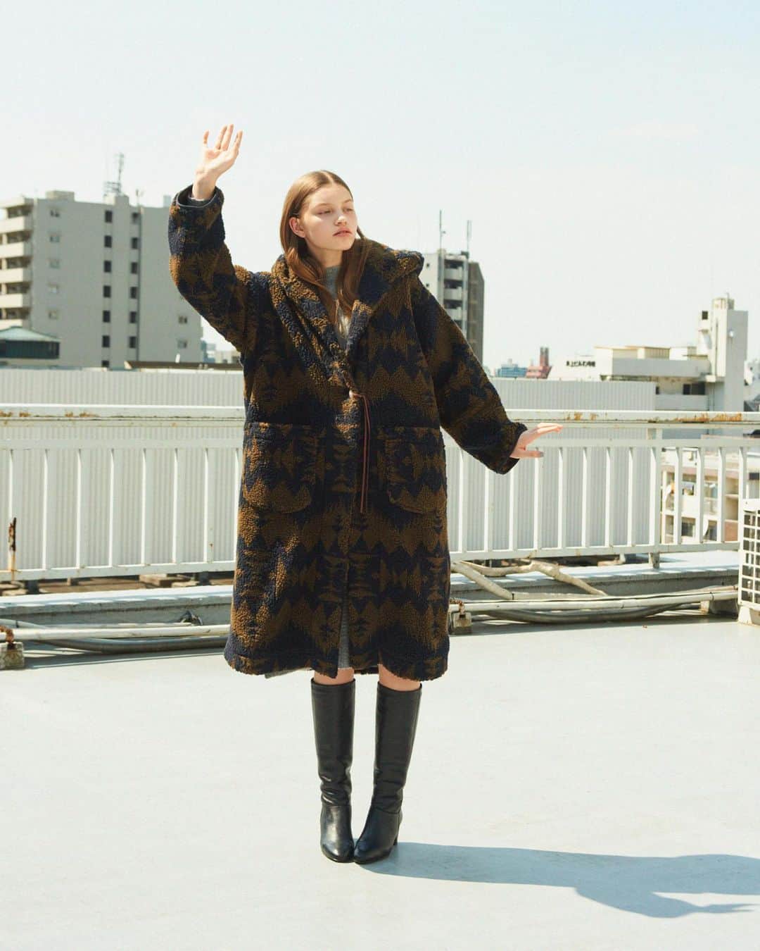 カロリナグレイサーバイシェリールのインスタグラム：「* * 20AW COLLECTION PENDLETON 別注 フード付きコート * * #carolinaglaser #beams #カロリナグレイサー #ビームス #大人可愛い#pendleton #ペンドルトン #オーバーサイズ #フードコート #コンチョボタン #ロングブーツ」