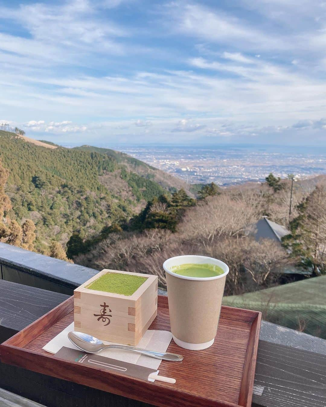 新部宏美さんのインスタグラム写真 - (新部宏美Instagram)「☁️💙☁️💙☁️💙☁️💙☁️💙 * #茶寮石尊 のティラミスとっても濃厚でチーズケーキみたいだったの🥺💚また食べたい… * 大山阿夫利神社の本殿まで登る気満々だったけど、片道90分とのことだったので、ケーブルカーの最終時間を考えてここでタイムアップ🤣 ゆっくりお茶して、帰り道に湯豆腐を食べて心も身体もしっかり充電をしてきました🐮 * 都内でおすすめの神社仏閣あれば教えてください_φ(･_･📖コロナが落ち着いたら他県にも行きたい🥰 * * *  #伊勢原グルメ#阿夫利神社#茶寮#茶寮石尊#テラス席#御朱印ガール#御朱印#御朱印巡り#ティラミス#抹茶スイーツ#抹茶ティラミス#ホワイトコーデ#パワースポット#火属性」1月12日 18時07分 - piromin_1202