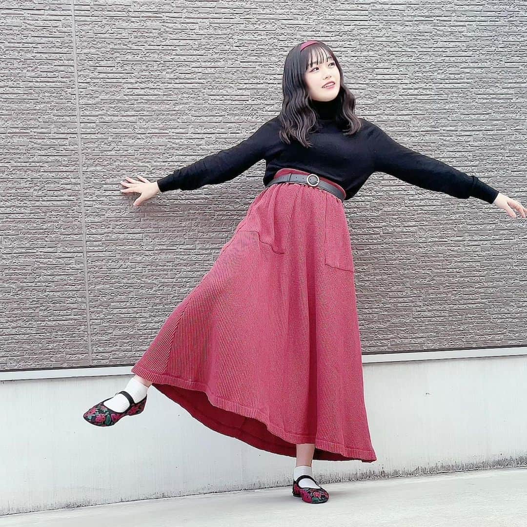 ミユフィーヌ（REVERBEE）のインスタグラム：「お気に入り🌸 #カンフーシューズ #ロングスカート #レトロ #カチューシャ #巻き髪 #お気に入り」