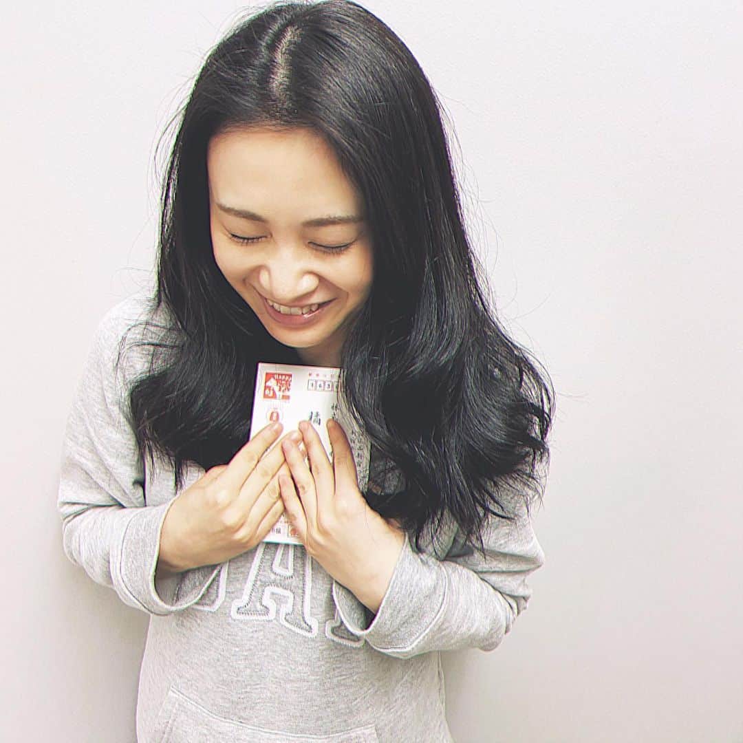 鈴木芳奈のインスタグラム：「事務所で年賀状受け取りました☺︎ 年賀状重ねて持ってるけどちゃんと届いた分あるよっ 嬉しすぎて、にやにやしながら何回も見てます。 あー温かいなぁ 手書きは温かいなぁ ちゃんと想い届いてますよ〜 お年賀じゃなくなったけどお返事書きますね  #年賀状 #手書きの温もり」