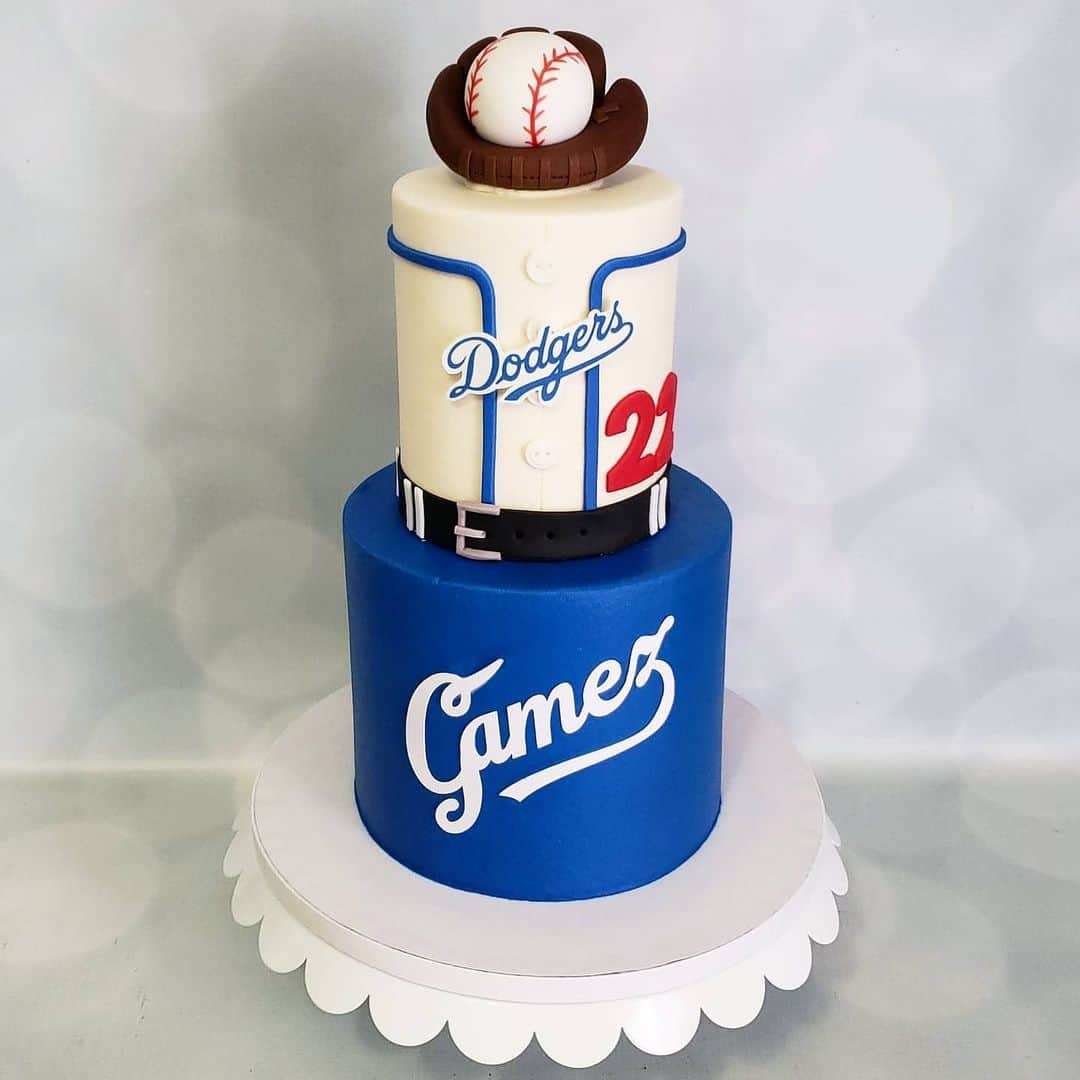 Honey Bee Cakesさんのインスタグラム写真 - (Honey Bee CakesInstagram)「Dodgers Cake Name cutout by @_paperprettiesbyili_」1月12日 18時10分 - matthawkonline