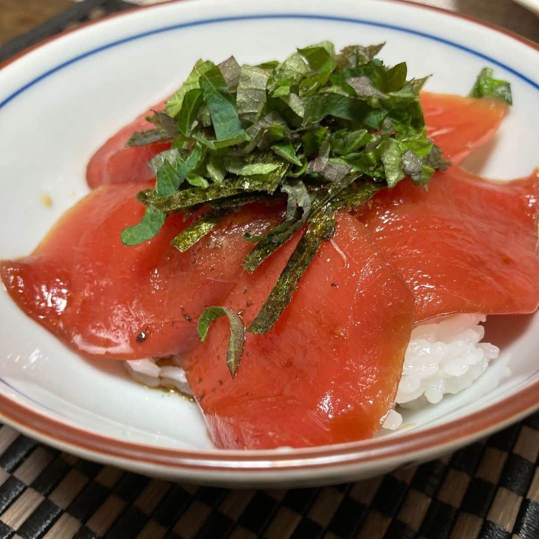 山田幸代さんのインスタグラム写真 - (山田幸代Instagram)「おうち贅沢‼️ 自粛期間中の食材を買うなら美味しいものを！ということで、三崎漁港でマグロだけ購入、そしてスーパーで揃えました。  三崎のマグロで漬け丼🐟  これがまた最高でした。 白菜やらなんやらでここ最近、最高な夕飯となってます。  #三崎港  #マグロ  #漬け丼  #自粛期間は夕飯6時 #大人しくお家で過ごす  #コロナに負けない」1月12日 18時19分 - lacrosseplayer_sachiyoyamada