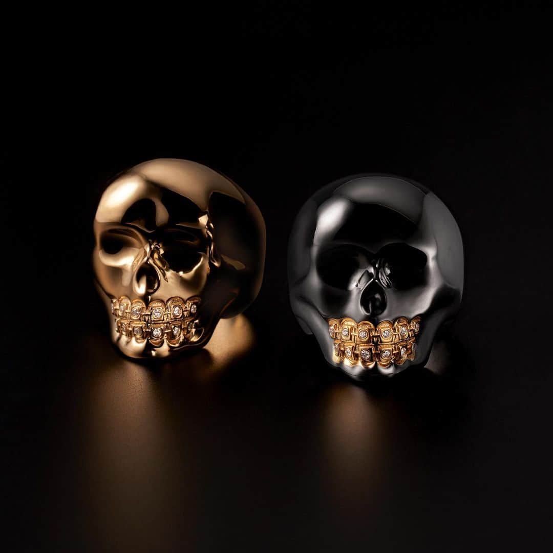 ジャスティンデイビスのインスタグラム：「“FUNPLEX SKULL” Ring ⠀ ダイヤモンドを留めた⻭列矯正が印象的なファンプレックススカルリング。サイコティックな世界観を表現するスカルデザイン。 ⠀ #justindavis  #ジャスティンデイビス」