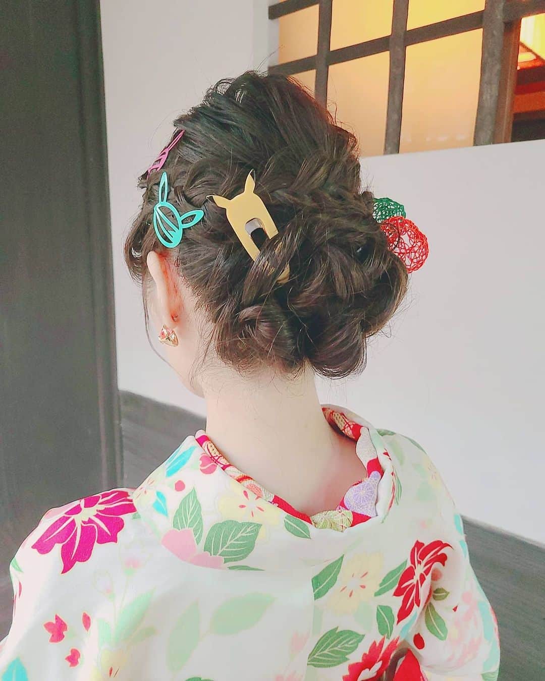 小田桐奈々さんのインスタグラム写真 - (小田桐奈々Instagram)「Kanzashi are hair accessories used for women’s traditional hairstyle💇 * * こちら #着物ヘア です。 うなじチラです。どうですか！！！ * * 2枚目の加賀水引の技法でつくったかんざし、とても綺麗…👏 ポケモンのお仕事だったのでピカチュウのヘアクリップも使って少しポップに💠」1月12日 18時13分 - odagirinana