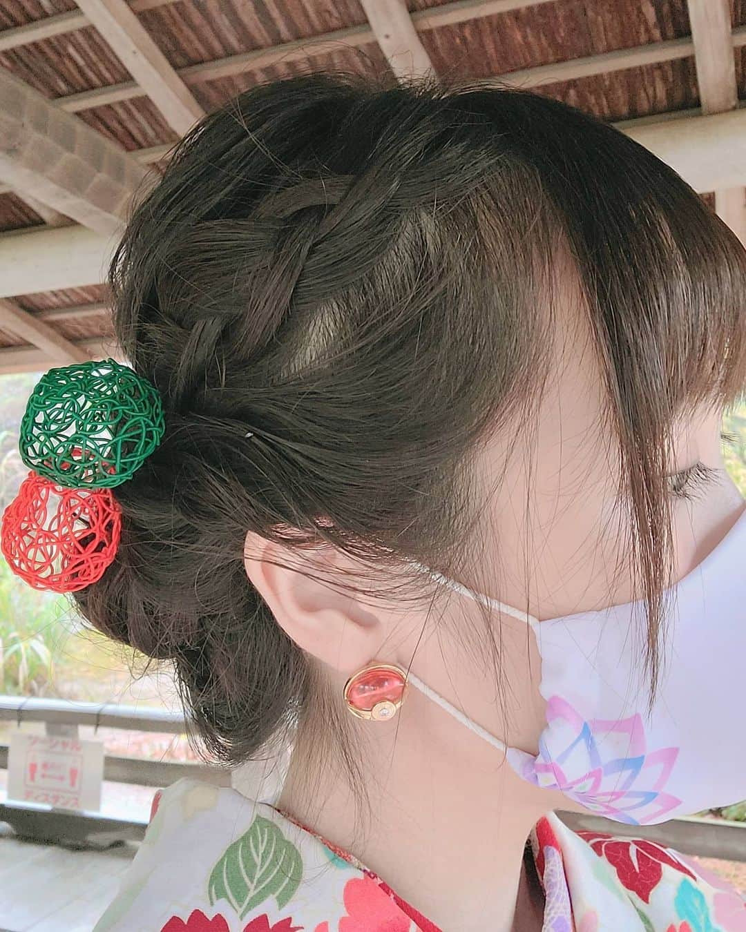 小田桐奈々さんのインスタグラム写真 - (小田桐奈々Instagram)「Kanzashi are hair accessories used for women’s traditional hairstyle💇 * * こちら #着物ヘア です。 うなじチラです。どうですか！！！ * * 2枚目の加賀水引の技法でつくったかんざし、とても綺麗…👏 ポケモンのお仕事だったのでピカチュウのヘアクリップも使って少しポップに💠」1月12日 18時13分 - odagirinana