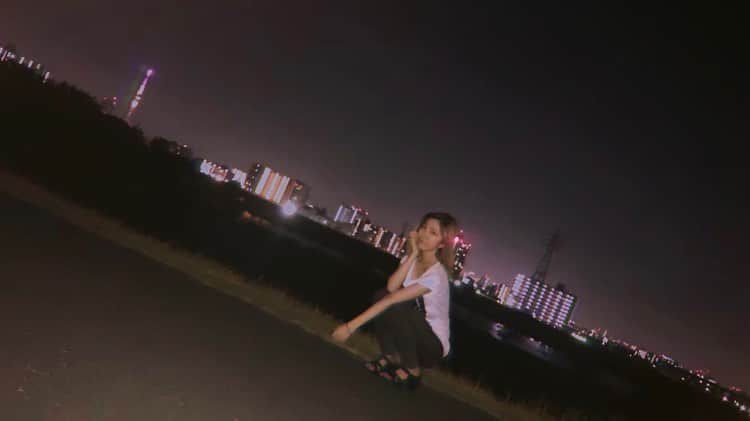 鈴木真梨耶さんのインスタグラム写真 - (鈴木真梨耶Instagram)「you can see tower of TOKYO at left side☆  去年の夏の夜。 ダイエットするぞおおお って土手を自転車で走ってた時の写真。 photo by Sちゃん⚡️  ポーズ指定までしてくれるんだよ？最強じゃない？笑  #幼馴染 #bestfriends  #土手‪#ROSEAREAL #ロザリオ‬ ‪#鈴木真梨耶 #MaRiyaSuzuki‬ #ダイエット　#diet」1月12日 18時13分 - mariya_suzuki